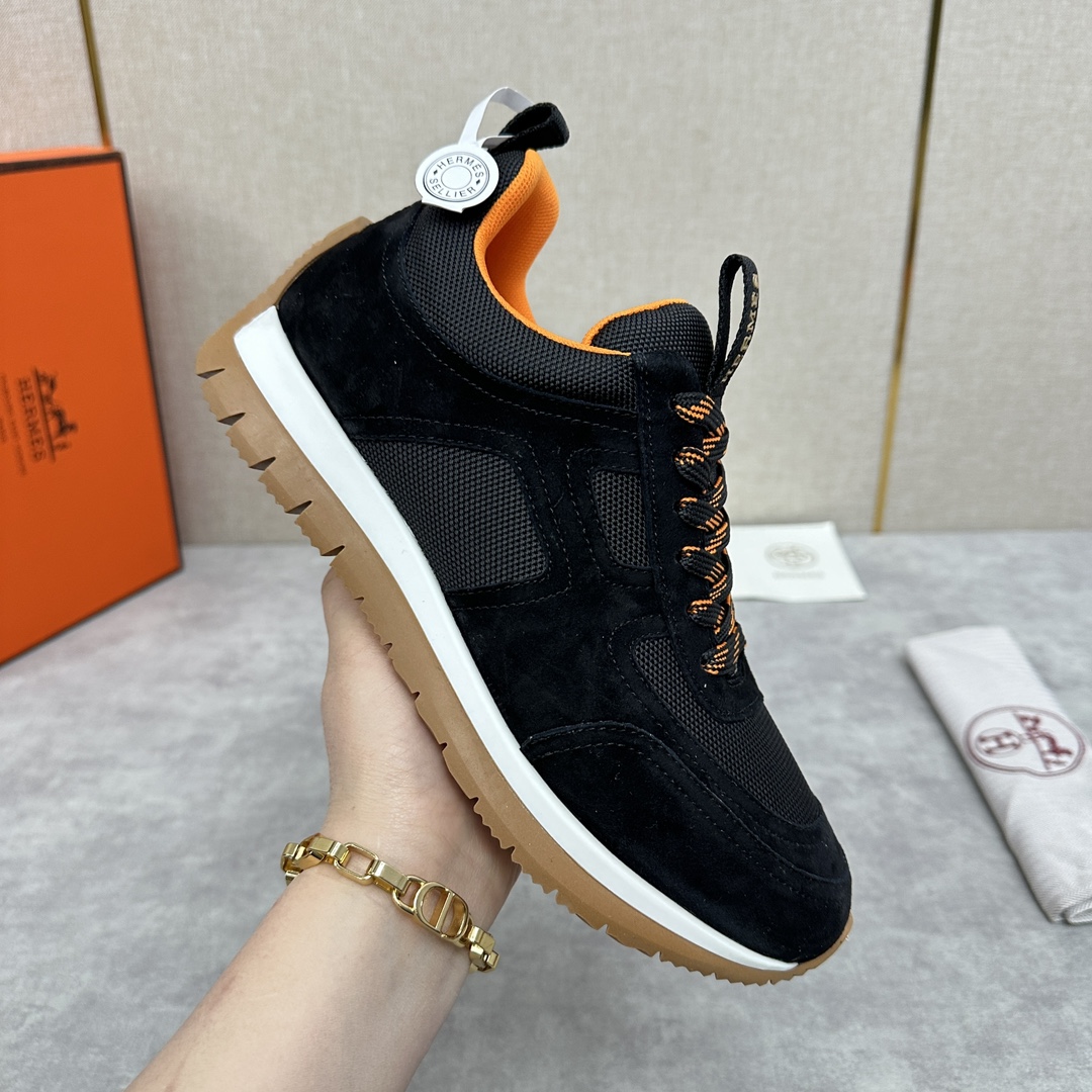 The Hermes Jimmy sneaker collection is made of imported cow suede in a colorblocked hi-tech canvas with a double webbing loop, a logo webbing loop at the tongue and two-tone laces with contrasting stitching, a pumpkin hi-tech canvas lining that echoes the overall color scheme, a natural cowhide leather insole, a white rubber midsole and a grooved honey rubber sole for a modern hiking style. Choose from six colors! Available in original packaging!Standard counter sizes: 39-44# (38.45🉑️ customized) P760