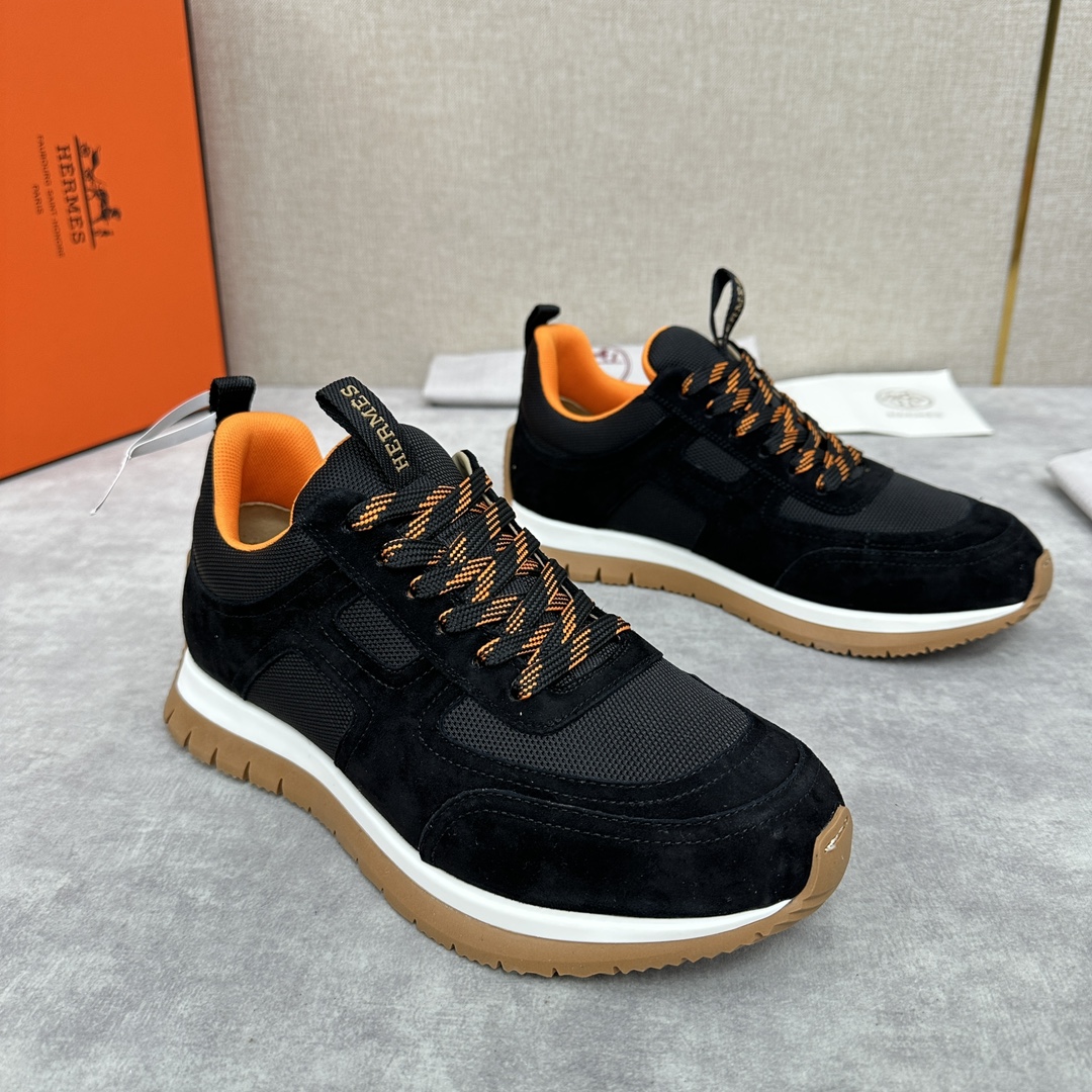 The Hermes Jimmy sneaker collection is made of imported cow suede in a colorblocked hi-tech canvas with a double webbing loop, a logo webbing loop at the tongue and two-tone laces with contrasting stitching, a pumpkin hi-tech canvas lining that echoes the overall color scheme, a natural cowhide leather insole, a white rubber midsole and a grooved honey rubber sole for a modern hiking style. Choose from six colors! Available in original packaging!Standard counter sizes: 39-44# (38.45🉑️ customized) P760