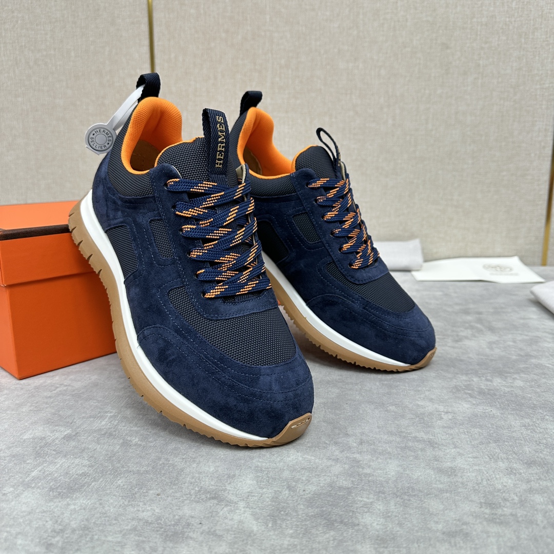 The Hermes Jimmy sneaker collection is made of imported cow suede in a colorblocked hi-tech canvas with a double webbing loop, a logo webbing loop at the tongue and two-tone laces with contrasting stitching, a pumpkin hi-tech canvas lining that echoes the overall color scheme, a natural cowhide leather insole, a white rubber midsole and a grooved honey rubber sole for a modern hiking style. Choose from six colors! Available in original packaging!Standard counter sizes: 39-44# (38.45🉑️ customized) P760