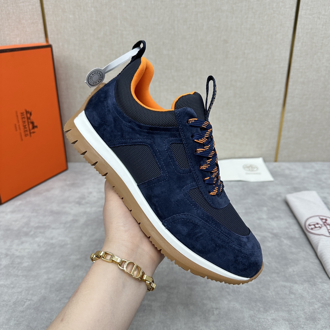 The Hermes Jimmy sneaker collection is made of imported cow suede in a colorblocked hi-tech canvas with a double webbing loop, a logo webbing loop at the tongue and two-tone laces with contrasting stitching, a pumpkin hi-tech canvas lining that echoes the overall color scheme, a natural cowhide leather insole, a white rubber midsole and a grooved honey rubber sole for a modern hiking style. Choose from six colors! Available in original packaging!Standard counter sizes: 39-44# (38.45🉑️ customized) P760