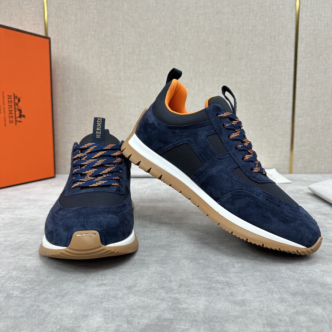 The Hermes Jimmy sneaker collection is made of imported cow suede in a colorblocked hi-tech canvas with a double webbing loop, a logo webbing loop at the tongue and two-tone laces with contrasting stitching, a pumpkin hi-tech canvas lining that echoes the overall color scheme, a natural cowhide leather insole, a white rubber midsole and a grooved honey rubber sole for a modern hiking style. Choose from six colors! Available in original packaging!Standard counter sizes: 39-44# (38.45🉑️ customized) P760