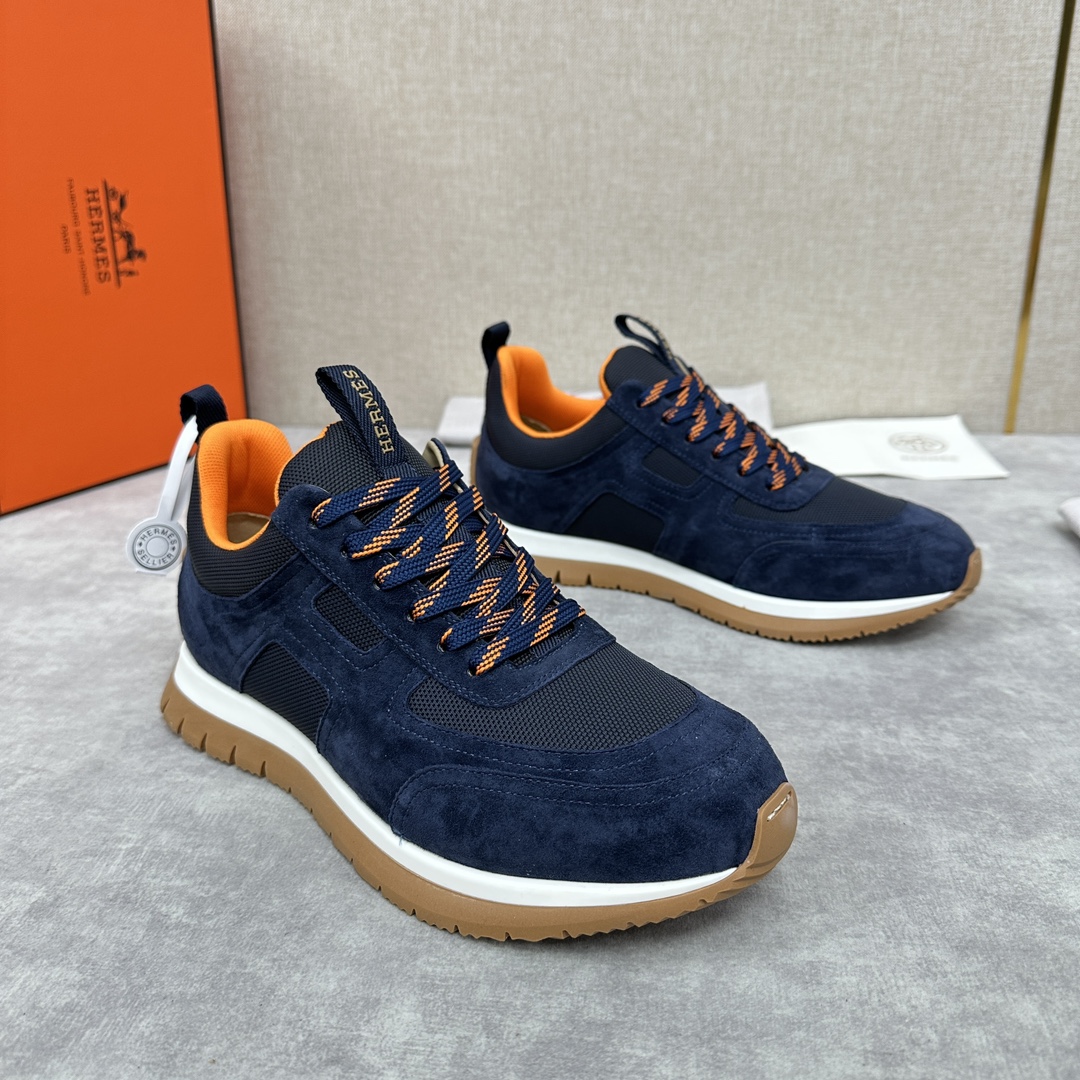 The Hermes Jimmy sneaker collection is made of imported cow suede in a colorblocked hi-tech canvas with a double webbing loop, a logo webbing loop at the tongue and two-tone laces with contrasting stitching, a pumpkin hi-tech canvas lining that echoes the overall color scheme, a natural cowhide leather insole, a white rubber midsole and a grooved honey rubber sole for a modern hiking style. Choose from six colors! Available in original packaging!Standard counter sizes: 39-44# (38.45🉑️ customized) P760
