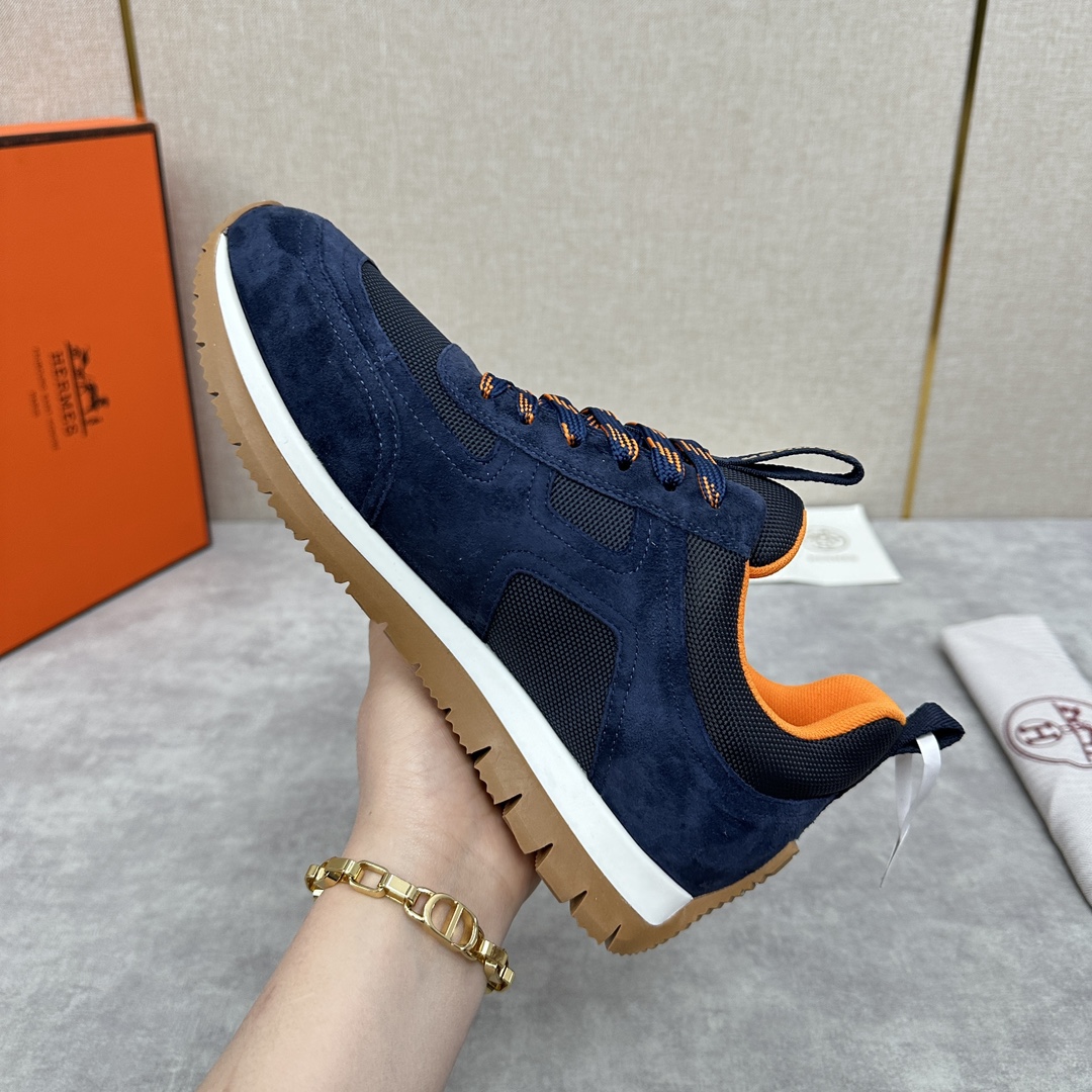 The Hermes Jimmy sneaker collection is made of imported cow suede in a colorblocked hi-tech canvas with a double webbing loop, a logo webbing loop at the tongue and two-tone laces with contrasting stitching, a pumpkin hi-tech canvas lining that echoes the overall color scheme, a natural cowhide leather insole, a white rubber midsole and a grooved honey rubber sole for a modern hiking style. Choose from six colors! Available in original packaging!Standard counter sizes: 39-44# (38.45🉑️ customized) P760