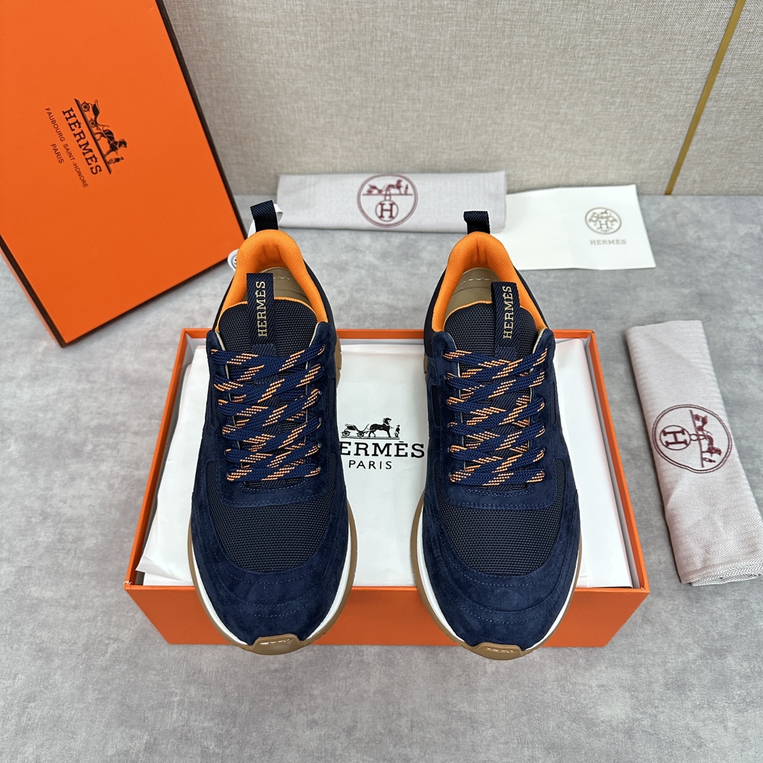 The Hermes Jimmy sneaker collection is made of imported cow suede in a colorblocked hi-tech canvas with a double webbing loop, a logo webbing loop at the tongue and two-tone laces with contrasting stitching, a pumpkin hi-tech canvas lining that echoes the overall color scheme, a natural cowhide leather insole, a white rubber midsole and a grooved honey rubber sole for a modern hiking style. Choose from six colors! Available in original packaging!Standard counter sizes: 39-44# (38.45🉑️ customized) P760