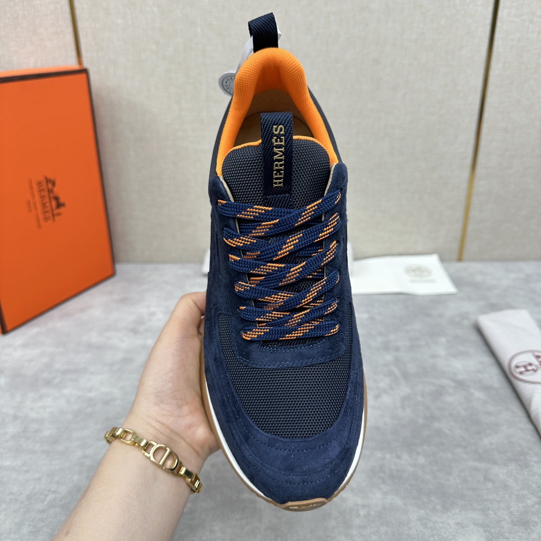 The Hermes Jimmy sneaker collection is made of imported cow suede in a colorblocked hi-tech canvas with a double webbing loop, a logo webbing loop at the tongue and two-tone laces with contrasting stitching, a pumpkin hi-tech canvas lining that echoes the overall color scheme, a natural cowhide leather insole, a white rubber midsole and a grooved honey rubber sole for a modern hiking style. Choose from six colors! Available in original packaging!Standard counter sizes: 39-44# (38.45🉑️ customized) P760