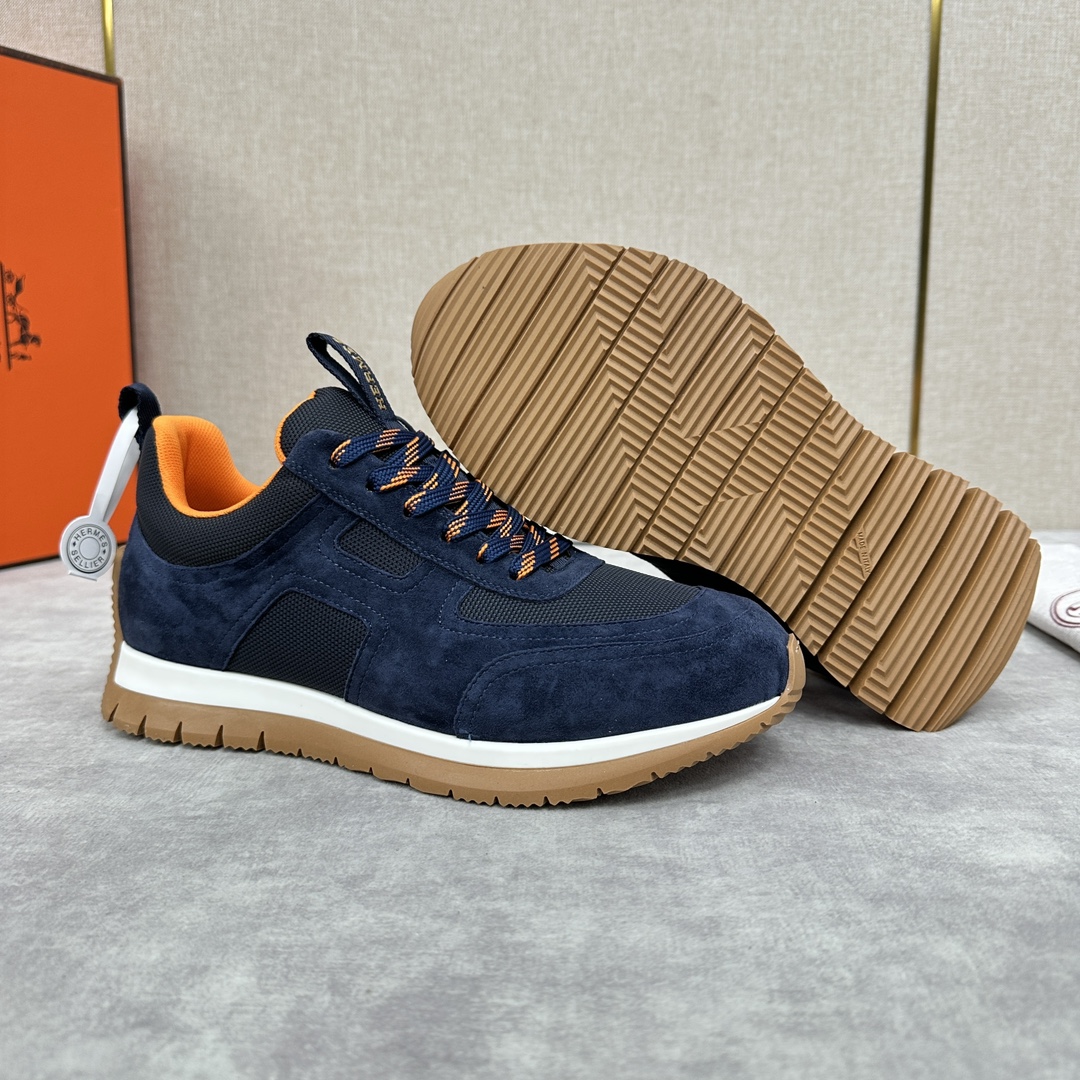 The Hermes Jimmy sneaker collection is made of imported cow suede in a colorblocked hi-tech canvas with a double webbing loop, a logo webbing loop at the tongue and two-tone laces with contrasting stitching, a pumpkin hi-tech canvas lining that echoes the overall color scheme, a natural cowhide leather insole, a white rubber midsole and a grooved honey rubber sole for a modern hiking style. Choose from six colors! Available in original packaging!Standard counter sizes: 39-44# (38.45🉑️ customized) P760
