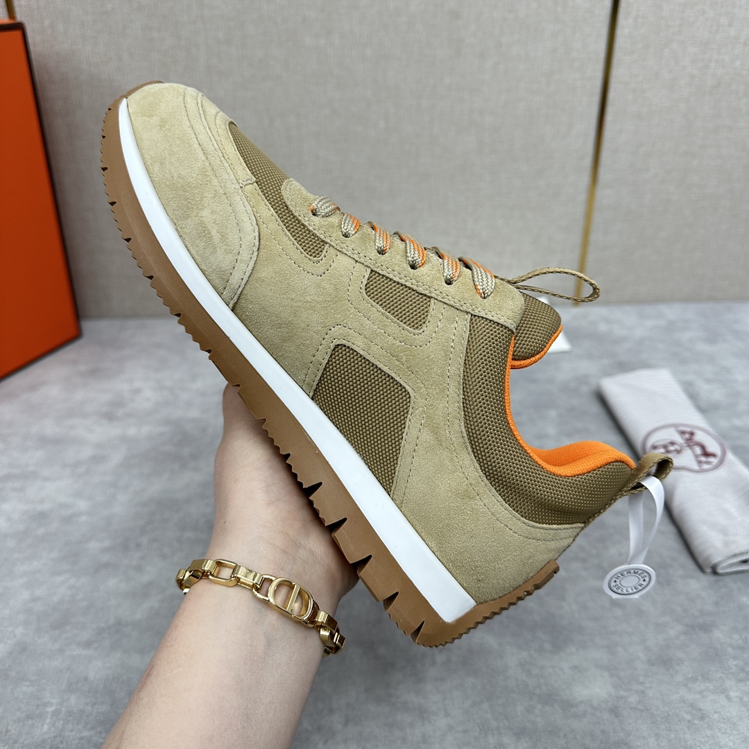 The Hermes Jimmy sneaker collection is made of imported cow suede in a colorblocked hi-tech canvas with a double webbing loop, a logo webbing loop at the tongue and two-tone laces with contrasting stitching, a pumpkin hi-tech canvas lining that echoes the overall color scheme, a natural cowhide leather insole, a white rubber midsole and a grooved honey rubber sole for a modern hiking style. Choose from six colors! Available in original packaging!Standard counter sizes: 39-44# (38.45🉑️ customized) P760