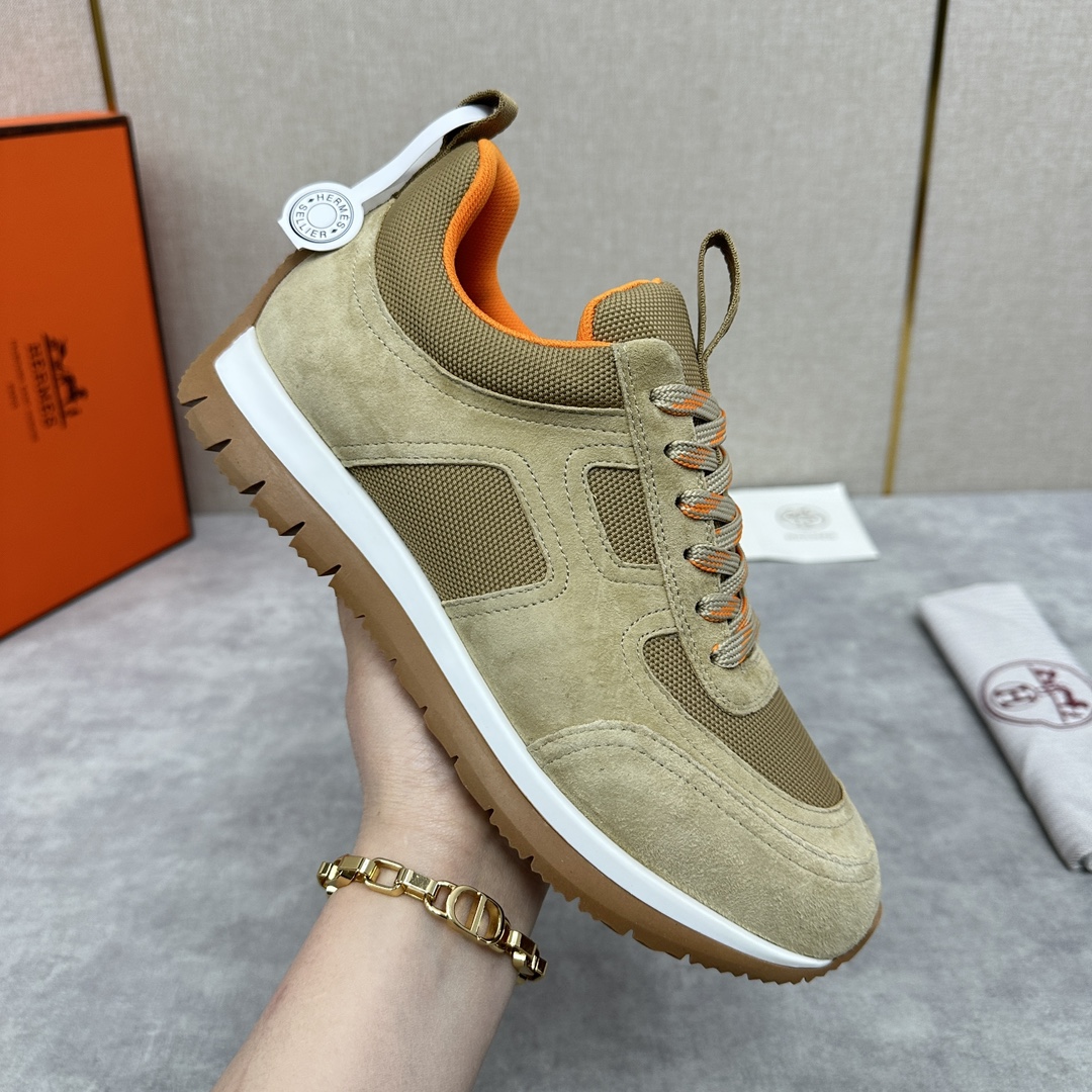 The Hermes Jimmy sneaker collection is made of imported cow suede in a colorblocked hi-tech canvas with a double webbing loop, a logo webbing loop at the tongue and two-tone laces with contrasting stitching, a pumpkin hi-tech canvas lining that echoes the overall color scheme, a natural cowhide leather insole, a white rubber midsole and a grooved honey rubber sole for a modern hiking style. Choose from six colors! Available in original packaging!Standard counter sizes: 39-44# (38.45🉑️ customized) P760