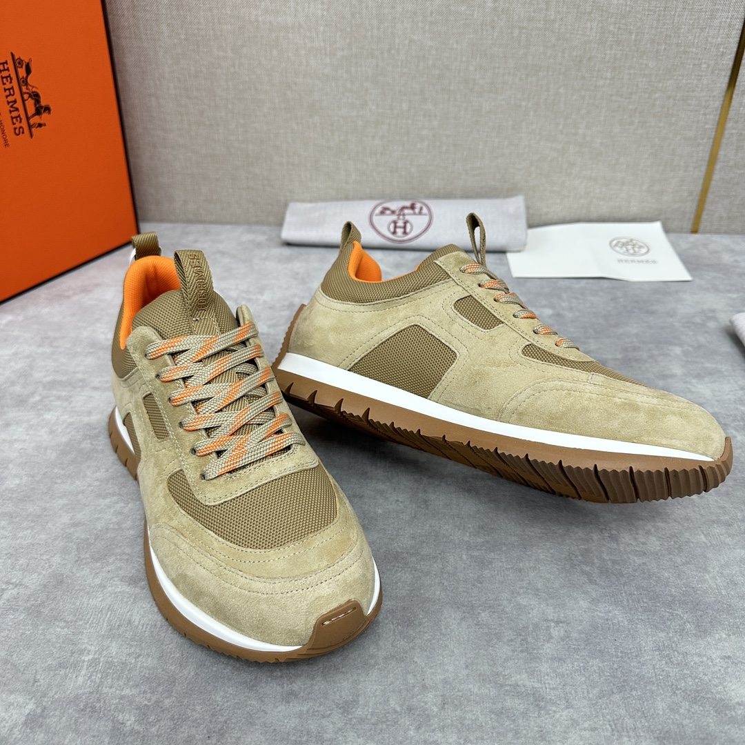 The Hermes Jimmy sneaker collection is made of imported cow suede in a colorblocked hi-tech canvas with a double webbing loop, a logo webbing loop at the tongue and two-tone laces with contrasting stitching, a pumpkin hi-tech canvas lining that echoes the overall color scheme, a natural cowhide leather insole, a white rubber midsole and a grooved honey rubber sole for a modern hiking style. Choose from six colors! Available in original packaging!Standard counter sizes: 39-44# (38.45🉑️ customized) P760
