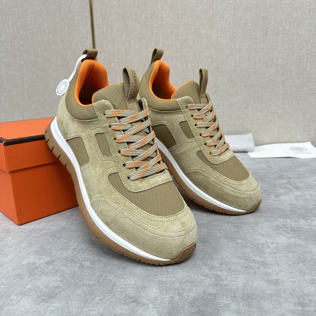 The Hermes Jimmy sneaker collection is made of imported cow suede in a colorblocked hi-tech canvas with a double webbing loop, a logo webbing loop at the tongue and two-tone laces with contrasting stitching, a pumpkin hi-tech canvas lining that echoes the overall color scheme, a natural cowhide leather insole, a white rubber midsole and a grooved honey rubber sole for a modern hiking style. Choose from six colors! Available in original packaging!Standard counter sizes: 39-44# (38.45🉑️ customized) P760