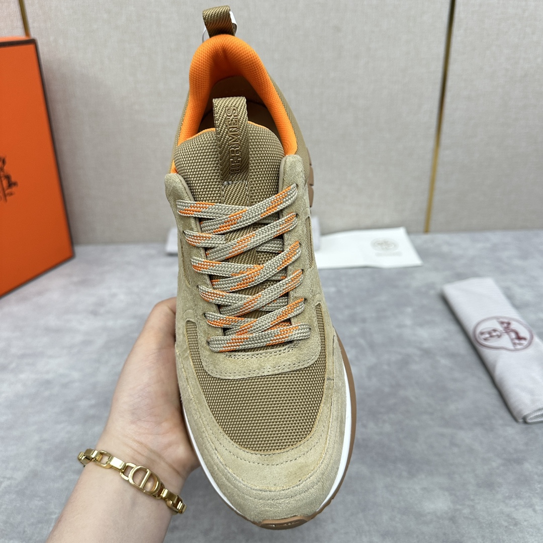 The Hermes Jimmy sneaker collection is made of imported cow suede in a colorblocked hi-tech canvas with a double webbing loop, a logo webbing loop at the tongue and two-tone laces with contrasting stitching, a pumpkin hi-tech canvas lining that echoes the overall color scheme, a natural cowhide leather insole, a white rubber midsole and a grooved honey rubber sole for a modern hiking style. Choose from six colors! Available in original packaging!Standard counter sizes: 39-44# (38.45🉑️ customized) P760