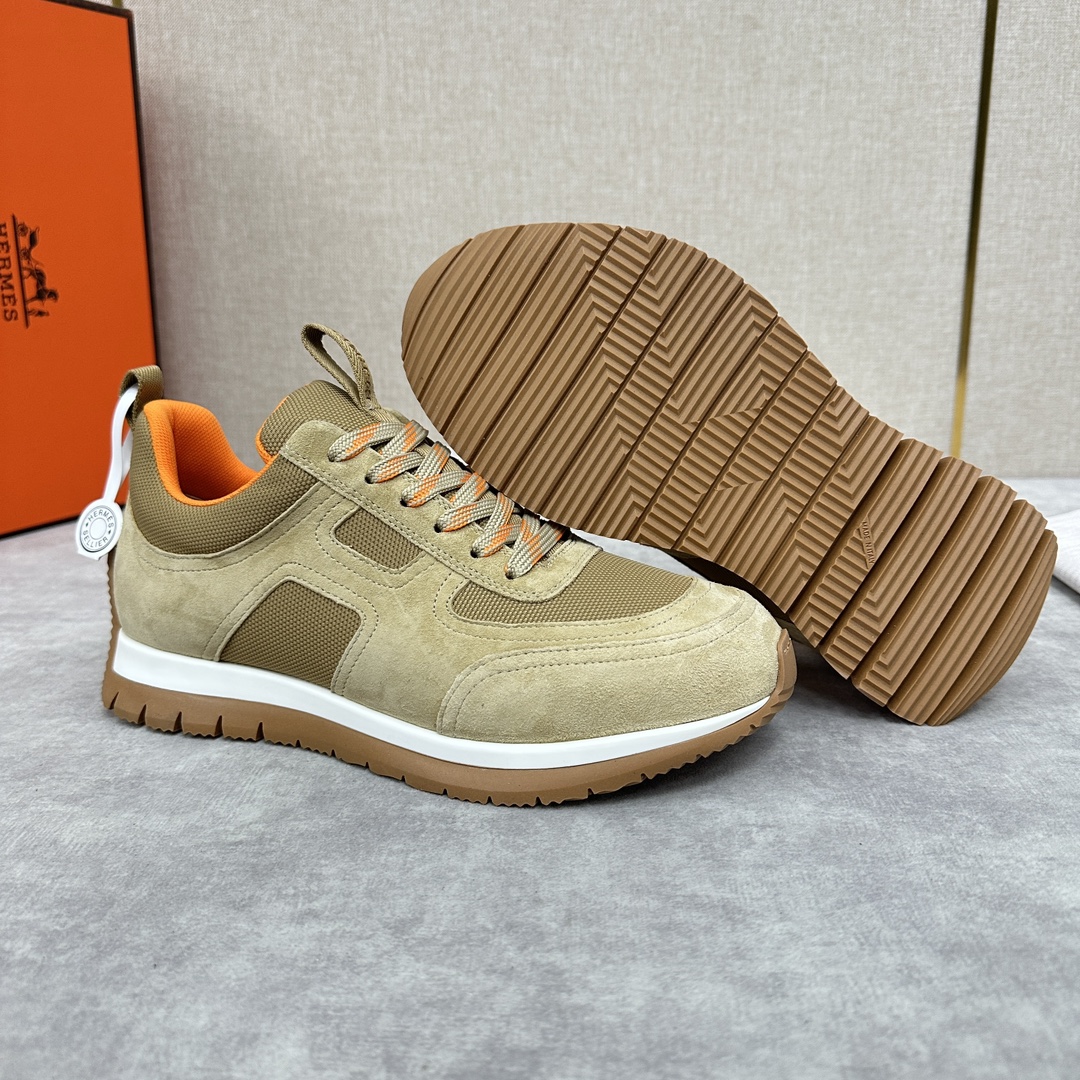 The Hermes Jimmy sneaker collection is made of imported cow suede in a colorblocked hi-tech canvas with a double webbing loop, a logo webbing loop at the tongue and two-tone laces with contrasting stitching, a pumpkin hi-tech canvas lining that echoes the overall color scheme, a natural cowhide leather insole, a white rubber midsole and a grooved honey rubber sole for a modern hiking style. Choose from six colors! Available in original packaging!Standard counter sizes: 39-44# (38.45🉑️ customized) P760