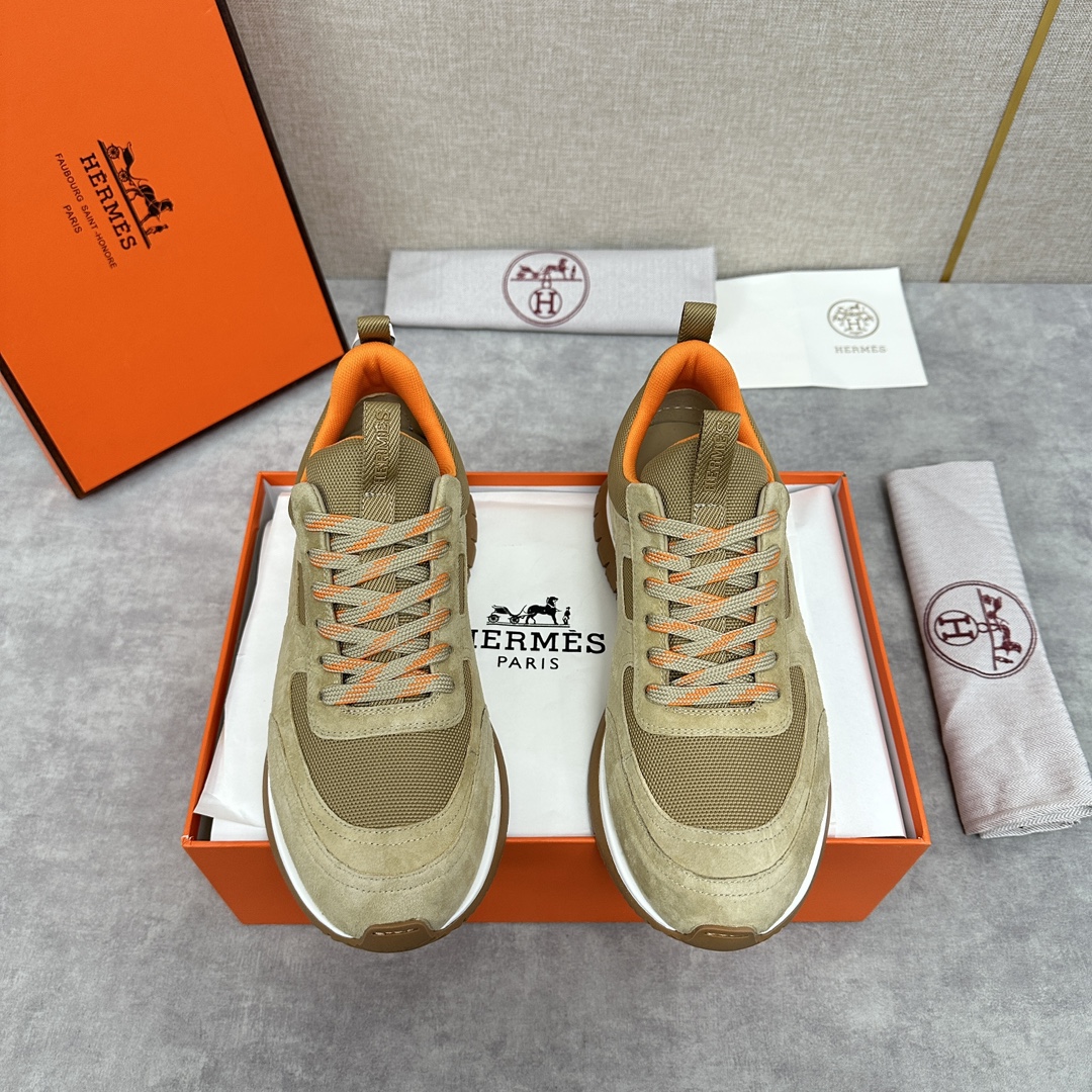 The Hermes Jimmy sneaker collection is made of imported cow suede in a colorblocked hi-tech canvas with a double webbing loop, a logo webbing loop at the tongue and two-tone laces with contrasting stitching, a pumpkin hi-tech canvas lining that echoes the overall color scheme, a natural cowhide leather insole, a white rubber midsole and a grooved honey rubber sole for a modern hiking style. Choose from six colors! Available in original packaging!Standard counter sizes: 39-44# (38.45🉑️ customized) P760