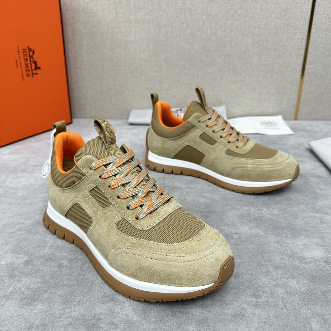The Hermes Jimmy sneaker collection is made of imported cow suede in a colorblocked hi-tech canvas with a double webbing loop, a logo webbing loop at the tongue and two-tone laces with contrasting stitching, a pumpkin hi-tech canvas lining that echoes the overall color scheme, a natural cowhide leather insole, a white rubber midsole and a grooved honey rubber sole for a modern hiking style. Choose from six colors! Available in original packaging!Standard counter sizes: 39-44# (38.45🉑️ customized) P760