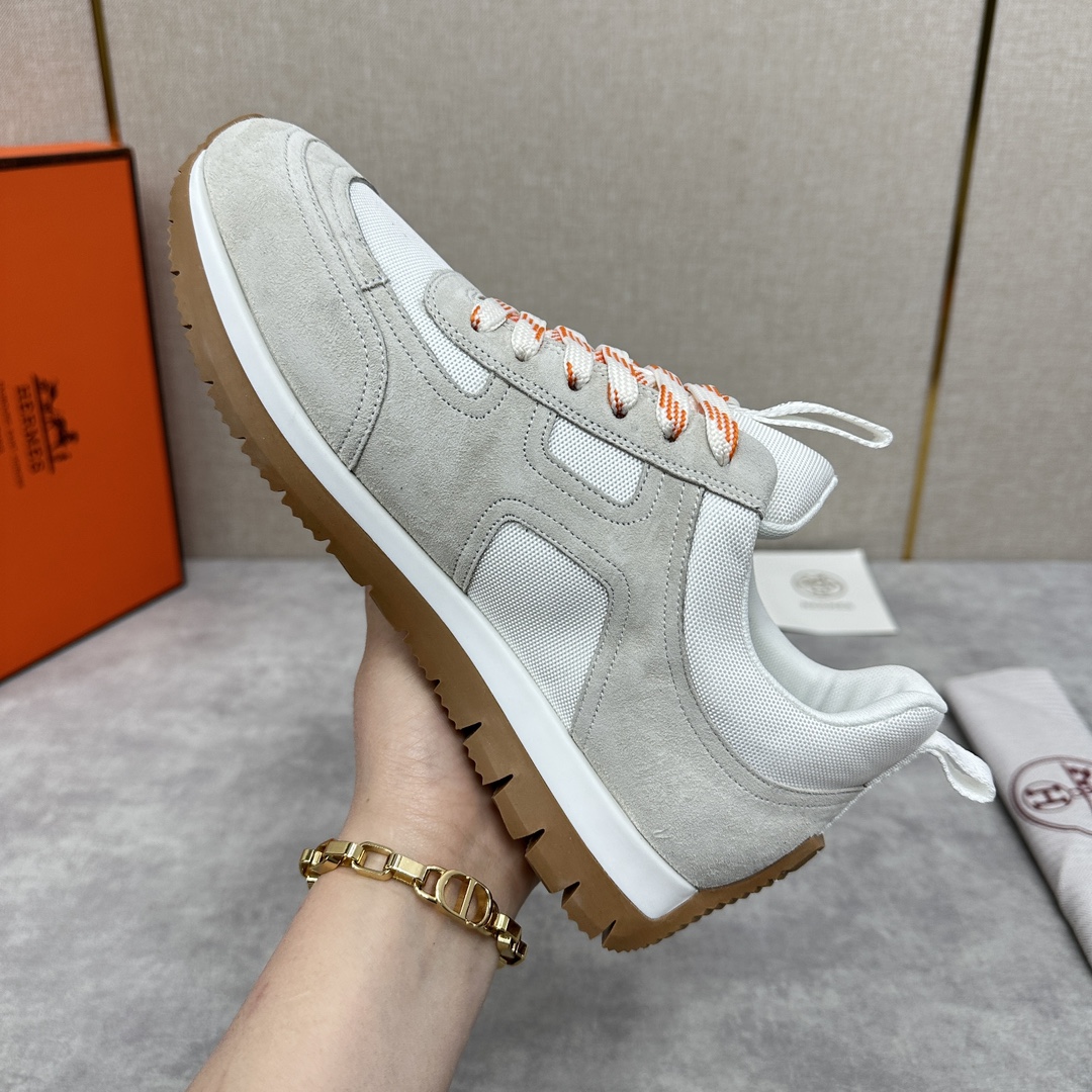 The Hermes Jimmy sneaker collection is made of imported cow suede in a colorblocked hi-tech canvas with a double webbing loop, a logo webbing loop at the tongue and two-tone laces with contrasting stitching, a pumpkin hi-tech canvas lining that echoes the overall color scheme, a natural cowhide leather insole, a white rubber midsole and a grooved honey rubber sole for a modern hiking style. Choose from six colors! Available in original packaging!Standard counter sizes: 39-44# (38.45🉑️ customized) P760