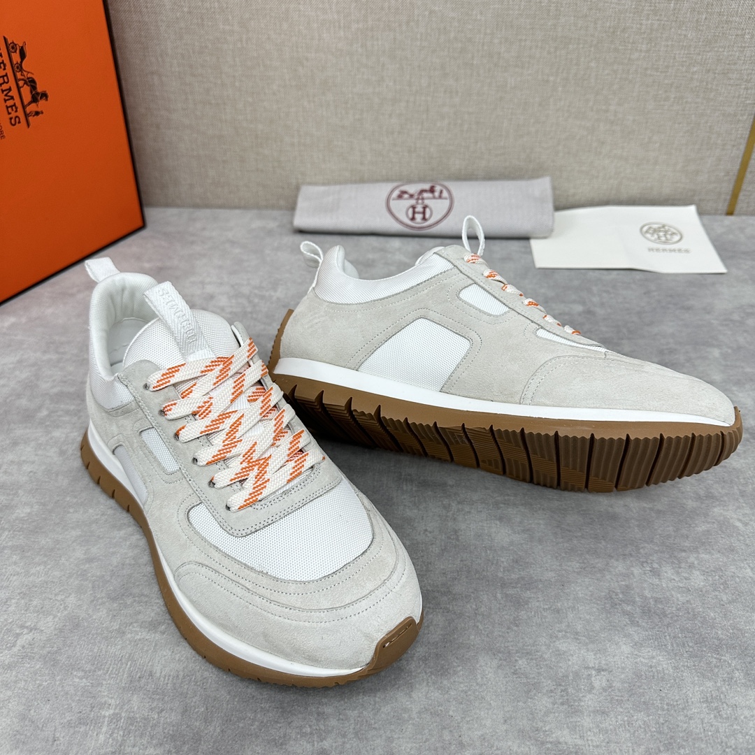 The Hermes Jimmy sneaker collection is made of imported cow suede in a colorblocked hi-tech canvas with a double webbing loop, a logo webbing loop at the tongue and two-tone laces with contrasting stitching, a pumpkin hi-tech canvas lining that echoes the overall color scheme, a natural cowhide leather insole, a white rubber midsole and a grooved honey rubber sole for a modern hiking style. Choose from six colors! Available in original packaging!Standard counter sizes: 39-44# (38.45🉑️ customized) P760