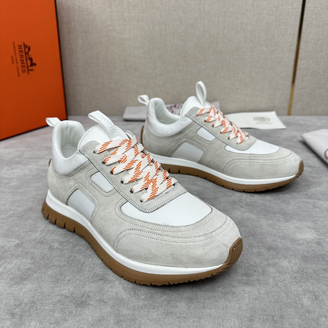 The Hermes Jimmy sneaker collection is made of imported cow suede in a colorblocked hi-tech canvas with a double webbing loop, a logo webbing loop at the tongue and two-tone laces with contrasting stitching, a pumpkin hi-tech canvas lining that echoes the overall color scheme, a natural cowhide leather insole, a white rubber midsole and a grooved honey rubber sole for a modern hiking style. Choose from six colors! Available in original packaging!Standard counter sizes: 39-44# (38.45🉑️ customized) P760