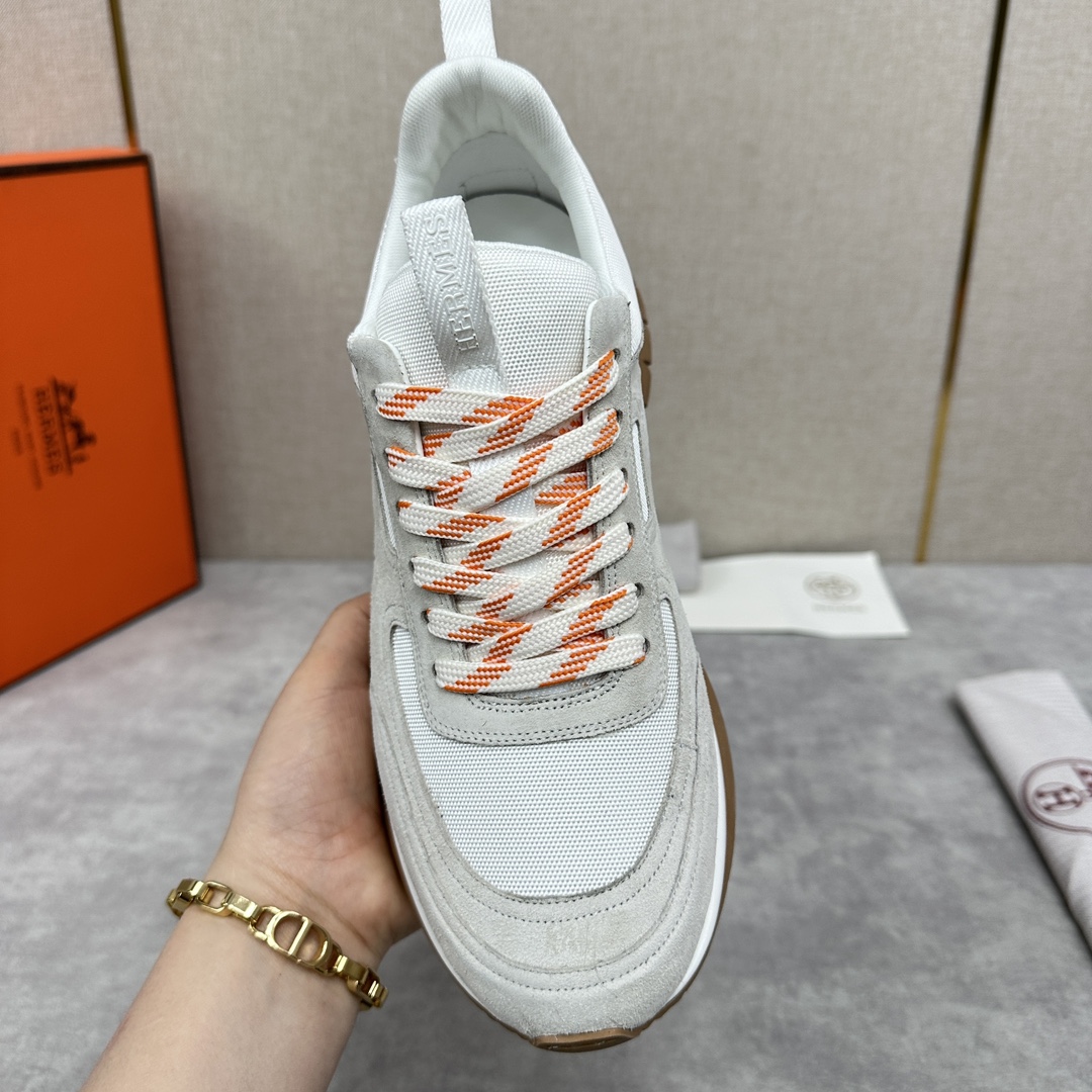 The Hermes Jimmy sneaker collection is made of imported cow suede in a colorblocked hi-tech canvas with a double webbing loop, a logo webbing loop at the tongue and two-tone laces with contrasting stitching, a pumpkin hi-tech canvas lining that echoes the overall color scheme, a natural cowhide leather insole, a white rubber midsole and a grooved honey rubber sole for a modern hiking style. Choose from six colors! Available in original packaging!Standard counter sizes: 39-44# (38.45🉑️ customized) P760
