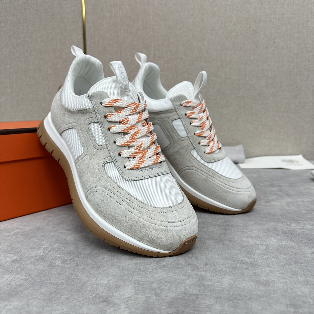 The Hermes Jimmy sneaker collection is made of imported cow suede in a colorblocked hi-tech canvas with a double webbing loop, a logo webbing loop at the tongue and two-tone laces with contrasting stitching, a pumpkin hi-tech canvas lining that echoes the overall color scheme, a natural cowhide leather insole, a white rubber midsole and a grooved honey rubber sole for a modern hiking style. Choose from six colors! Available in original packaging!Standard counter sizes: 39-44# (38.45🉑️ customized) P760