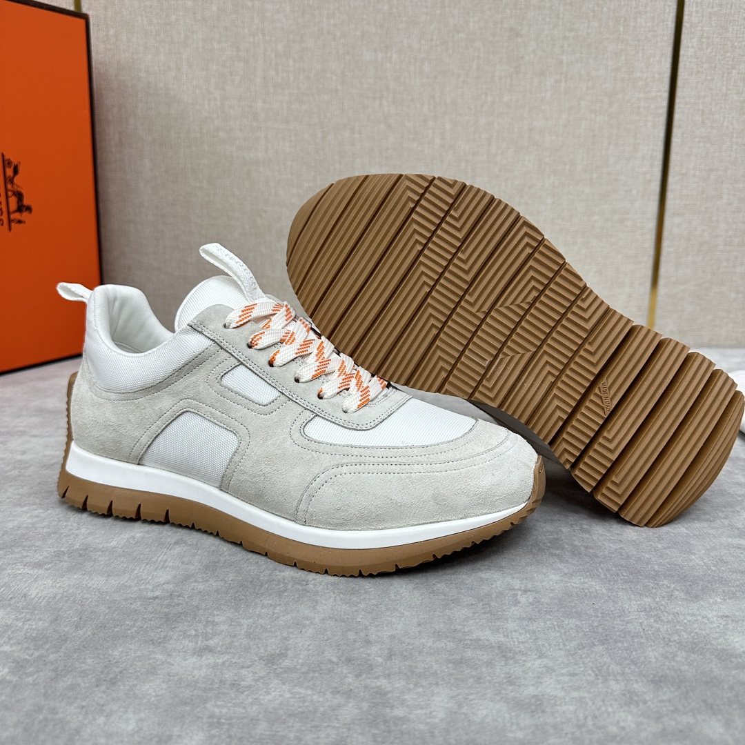 The Hermes Jimmy sneaker collection is made of imported cow suede in a colorblocked hi-tech canvas with a double webbing loop, a logo webbing loop at the tongue and two-tone laces with contrasting stitching, a pumpkin hi-tech canvas lining that echoes the overall color scheme, a natural cowhide leather insole, a white rubber midsole and a grooved honey rubber sole for a modern hiking style. Choose from six colors! Available in original packaging!Standard counter sizes: 39-44# (38.45🉑️ customized) P760