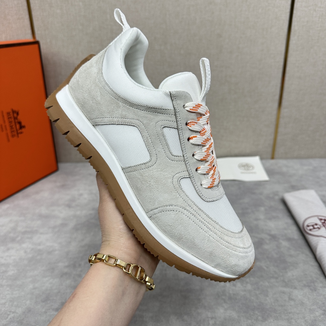 The Hermes Jimmy sneaker collection is made of imported cow suede in a colorblocked hi-tech canvas with a double webbing loop, a logo webbing loop at the tongue and two-tone laces with contrasting stitching, a pumpkin hi-tech canvas lining that echoes the overall color scheme, a natural cowhide leather insole, a white rubber midsole and a grooved honey rubber sole for a modern hiking style. Choose from six colors! Available in original packaging!Standard counter sizes: 39-44# (38.45🉑️ customized) P760