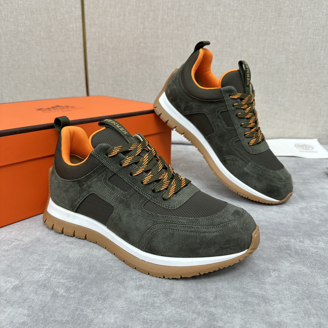 The Hermes Jimmy sneaker collection is made of imported cow suede in a colorblocked hi-tech canvas with a double webbing loop, a logo webbing loop at the tongue and two-tone laces with contrasting stitching, a pumpkin hi-tech canvas lining that echoes the overall color scheme, a natural cowhide leather insole, a white rubber midsole and a grooved honey rubber sole for a modern hiking style. Choose from six colors! Available in original packaging!Standard counter sizes: 39-44# (38.45🉑️ customized) P760