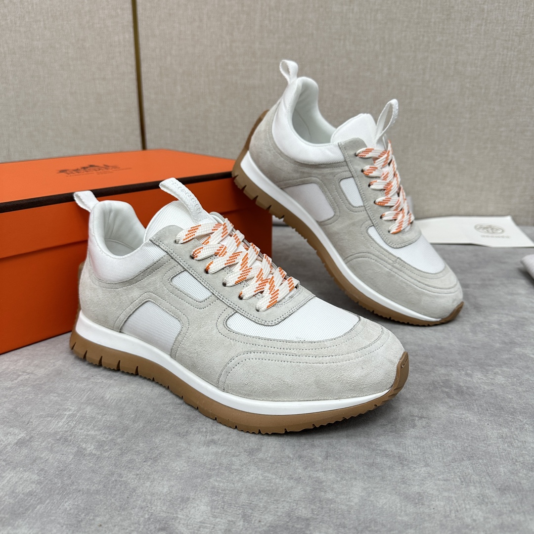 The Hermes Jimmy sneaker collection is made of imported cow suede in a colorblocked hi-tech canvas with a double webbing loop, a logo webbing loop at the tongue and two-tone laces with contrasting stitching, a pumpkin hi-tech canvas lining that echoes the overall color scheme, a natural cowhide leather insole, a white rubber midsole and a grooved honey rubber sole for a modern hiking style. Choose from six colors! Available in original packaging!Standard counter sizes: 39-44# (38.45🉑️ customized) P760