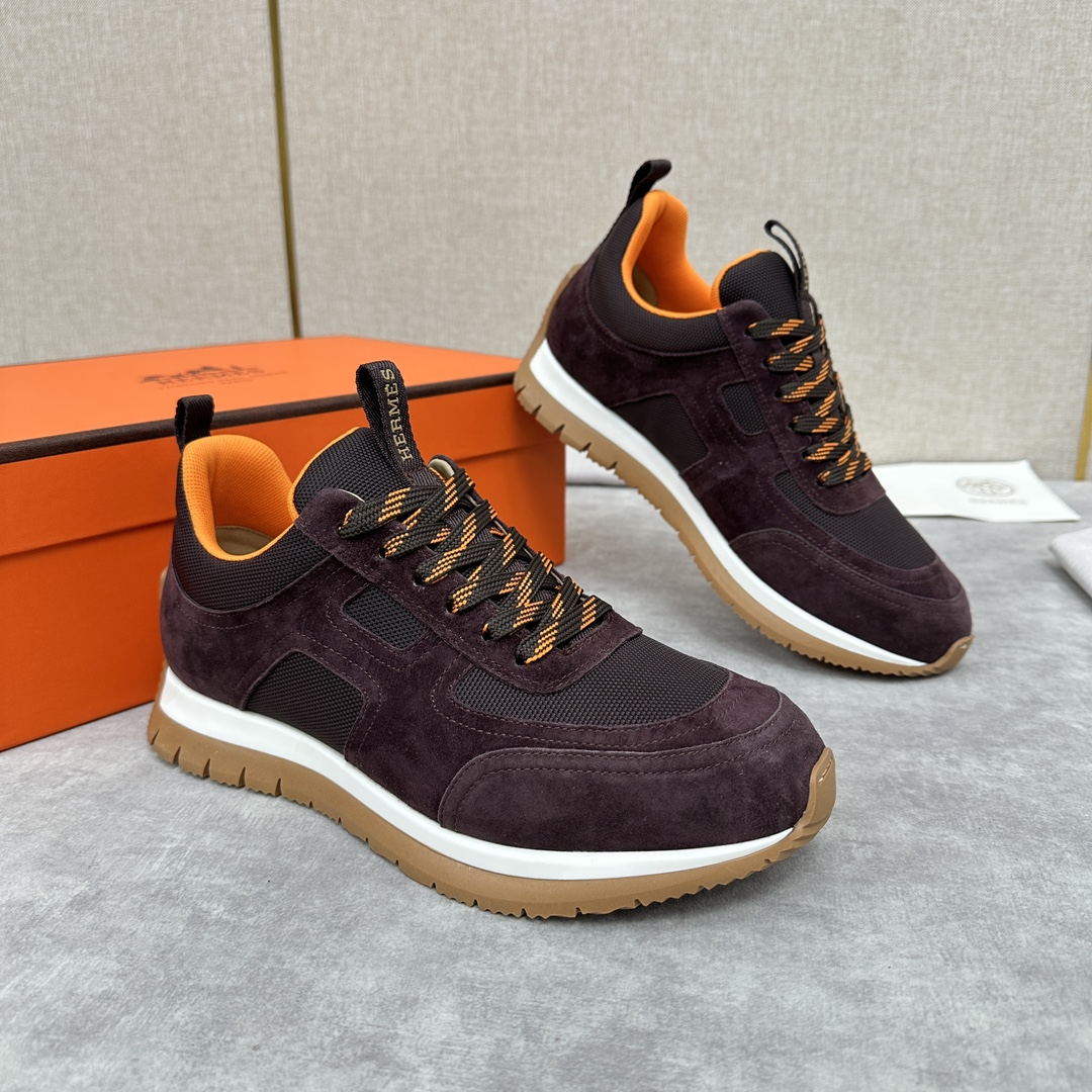 The Hermes Jimmy sneaker collection is made of imported cow suede in a colorblocked hi-tech canvas with a double webbing loop, a logo webbing loop at the tongue and two-tone laces with contrasting stitching, a pumpkin hi-tech canvas lining that echoes the overall color scheme, a natural cowhide leather insole, a white rubber midsole and a grooved honey rubber sole for a modern hiking style. Choose from six colors! Available in original packaging!Standard counter sizes: 39-44# (38.45🉑️ customized) P760