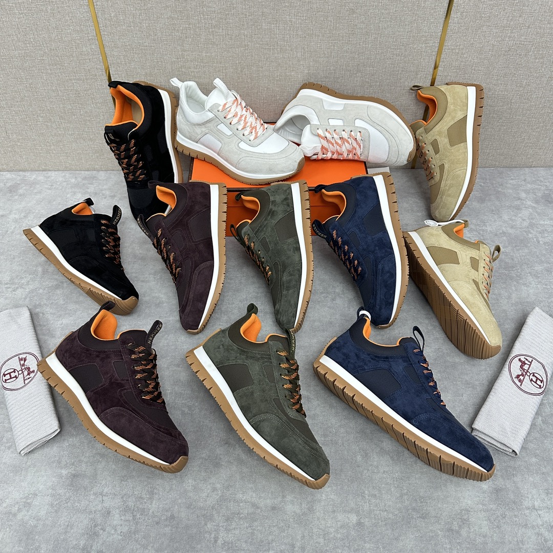 The Hermes Jimmy sneaker collection is made of imported cow suede in a colorblocked hi-tech canvas with a double webbing loop, a logo webbing loop at the tongue and two-tone laces with contrasting stitching, a pumpkin hi-tech canvas lining that echoes the overall color scheme, a natural cowhide leather insole, a white rubber midsole and a grooved honey rubber sole for a modern hiking style. Choose from six colors! Available in original packaging!Standard counter sizes: 39-44# (38.45🉑️ customized) P760