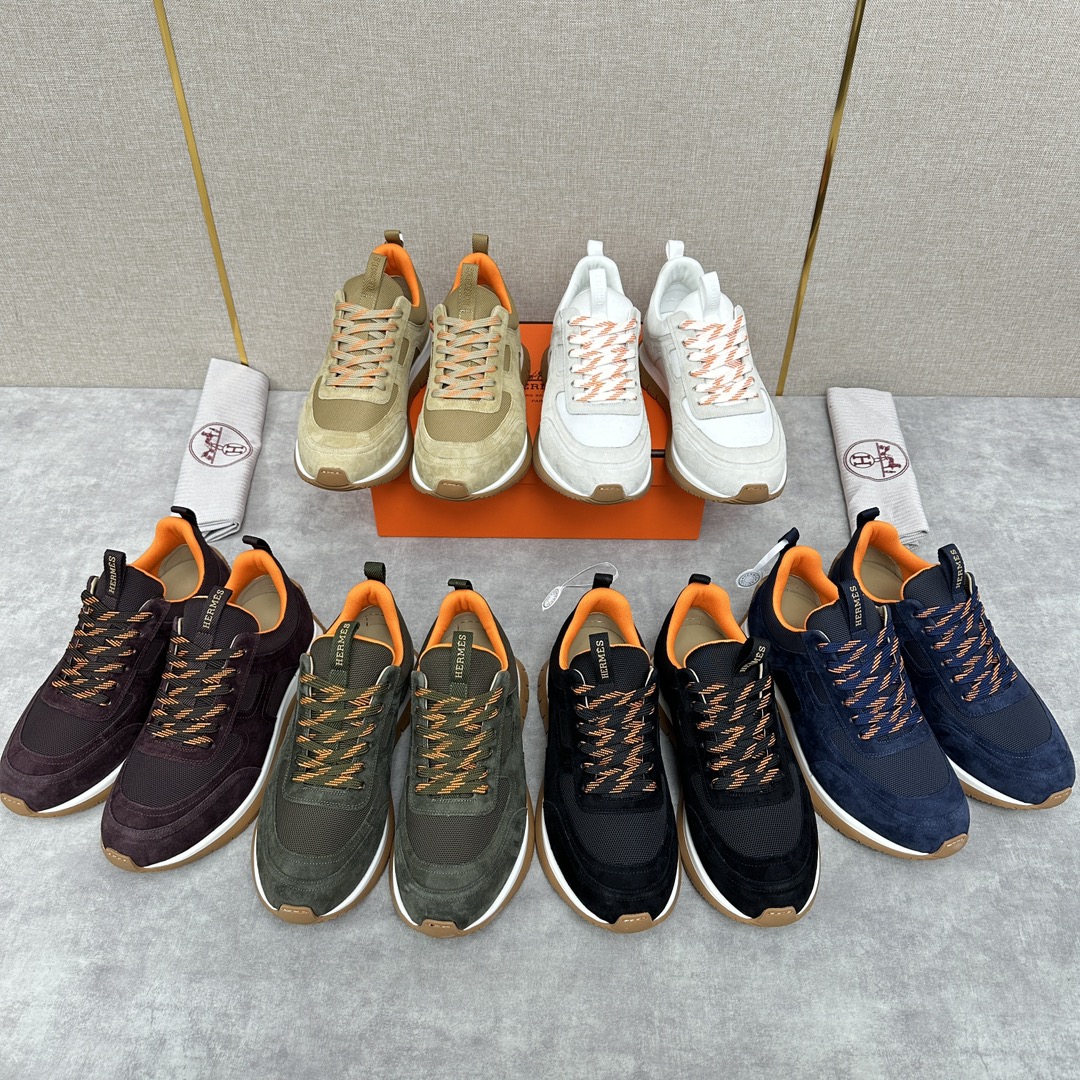 The Hermes Jimmy sneaker collection is made of imported cow suede in a colorblocked hi-tech canvas with a double webbing loop, a logo webbing loop at the tongue and two-tone laces with contrasting stitching, a pumpkin hi-tech canvas lining that echoes the overall color scheme, a natural cowhide leather insole, a white rubber midsole and a grooved honey rubber sole for a modern hiking style. Choose from six colors! Available in original packaging!Standard counter sizes: 39-44# (38.45🉑️ customized) P760