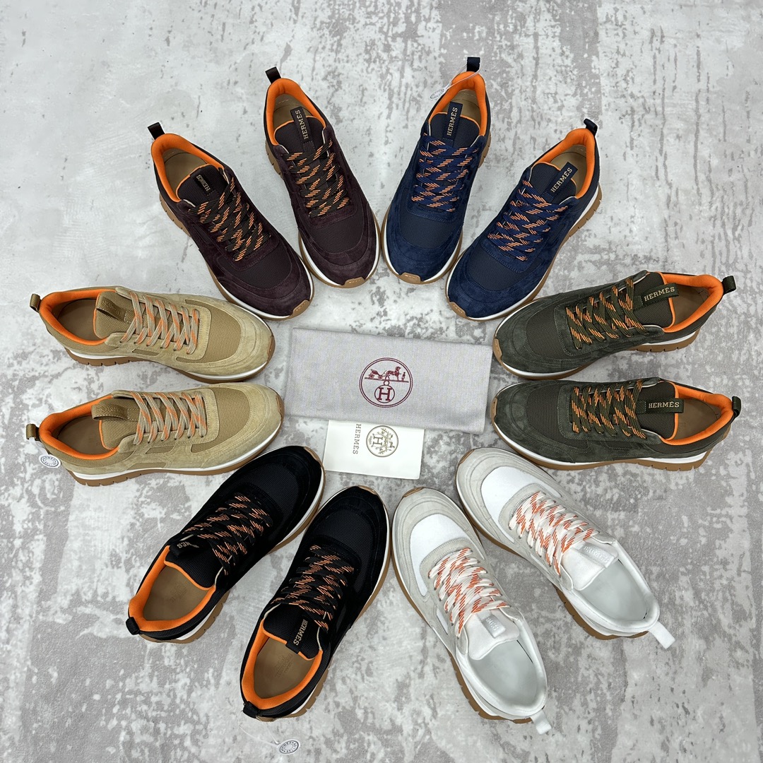 The Hermes Jimmy sneaker collection is made of imported cow suede in a colorblocked hi-tech canvas with a double webbing loop, a logo webbing loop at the tongue and two-tone laces with contrasting stitching, a pumpkin hi-tech canvas lining that echoes the overall color scheme, a natural cowhide leather insole, a white rubber midsole and a grooved honey rubber sole for a modern hiking style. Choose from six colors! Available in original packaging!Standard counter sizes: 39-44# (38.45🉑️ customized) P760