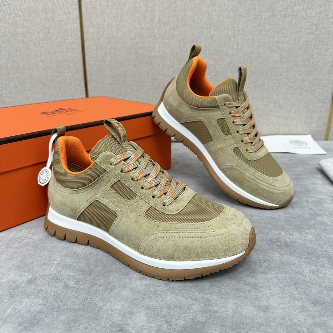 The Hermes Jimmy sneaker collection is made of imported cow suede in a colorblocked hi-tech canvas with a double webbing loop, a logo webbing loop at the tongue and two-tone laces with contrasting stitching, a pumpkin hi-tech canvas lining that echoes the overall color scheme, a natural cowhide leather insole, a white rubber midsole and a grooved honey rubber sole for a modern hiking style. Choose from six colors! Available in original packaging!Standard counter sizes: 39-44# (38.45🉑️ customized) P760