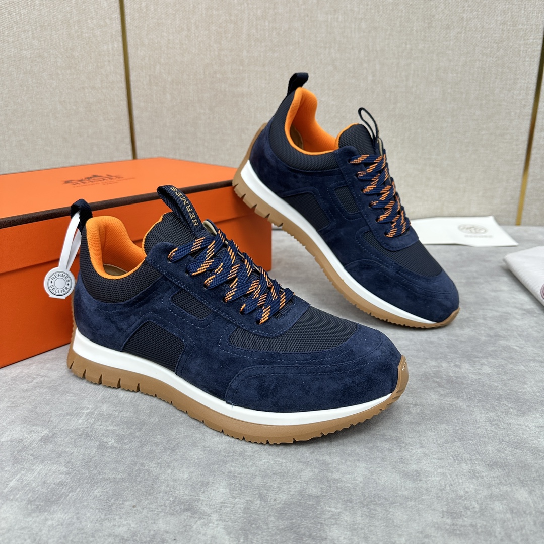The Hermes Jimmy sneaker collection is made of imported cow suede in a colorblocked hi-tech canvas with a double webbing loop, a logo webbing loop at the tongue and two-tone laces with contrasting stitching, a pumpkin hi-tech canvas lining that echoes the overall color scheme, a natural cowhide leather insole, a white rubber midsole and a grooved honey rubber sole for a modern hiking style. Choose from six colors! Available in original packaging!Standard counter sizes: 39-44# (38.45🉑️ customized) P760