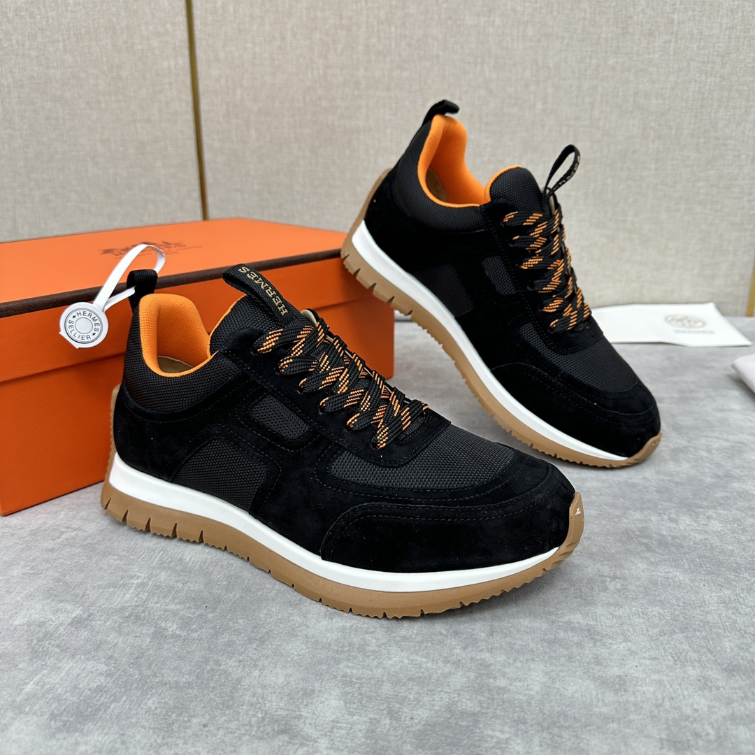 The Hermes Jimmy sneaker collection is made of imported cow suede in a colorblocked hi-tech canvas with a double webbing loop, a logo webbing loop at the tongue and two-tone laces with contrasting stitching, a pumpkin hi-tech canvas lining that echoes the overall color scheme, a natural cowhide leather insole, a white rubber midsole and a grooved honey rubber sole for a modern hiking style. Choose from six colors! Available in original packaging!Standard counter sizes: 39-44# (38.45🉑️ customized) P760