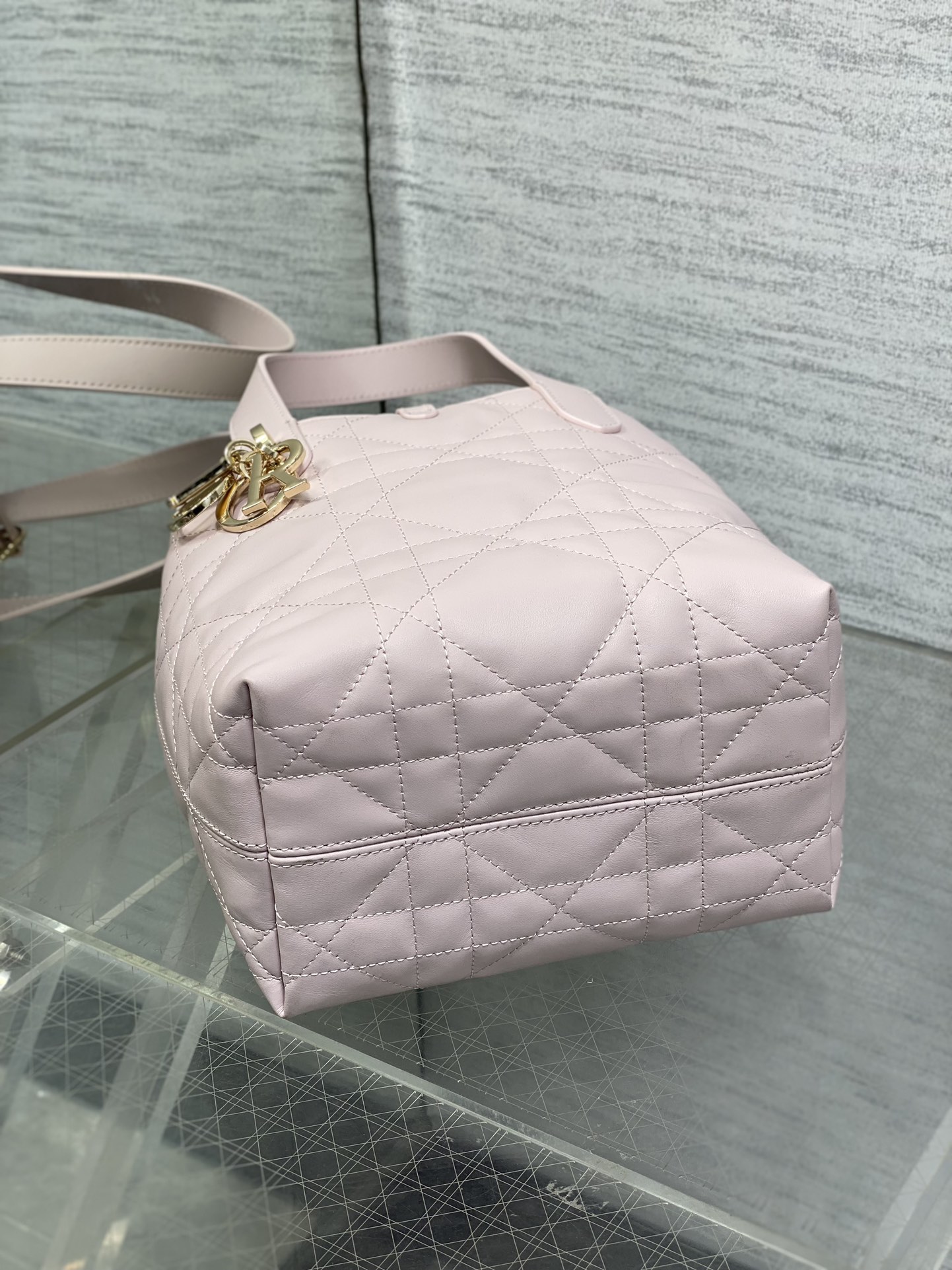 Picture [7]-P1460Toujours vertical series of small exclusive basket a little too beautiful high value bag easy to take the senior sense of oversized diamond lattice design with the classic letter accessories modern fashion sense of the full body structure is very soft calfskin material senior sense of full of unique buckle decoration buckle closure when the side can be folded with a long shoulder strap practicality full of points capacity is also very nice daily travel items are all Put down size:16*12*18cm-High-fashion bags