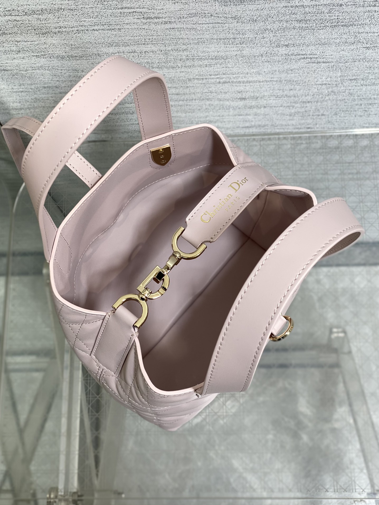 Image [8]-P1460Toujours vertical series of small exclusive basket a little too beautiful high value bag easy to take the senior sense of oversized diamond lattice design with the classic letter accessories modern fashion sense of the full body structure is very soft calfskin material senior sense of full of unique buckle decoration buckle closure when the side can be folded with a long shoulder strap practicality full of points capacity is also very nice daily travel items are all Put down size:16*12*18cm-High-fashion bags