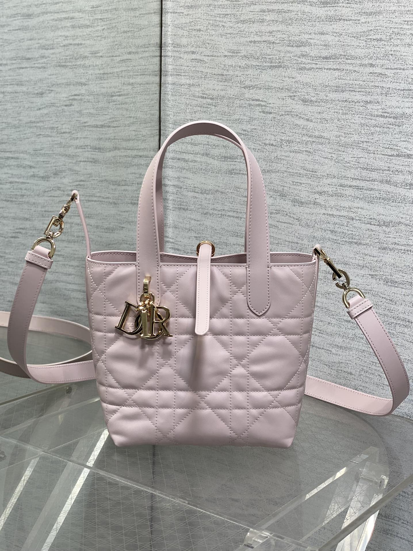 P1460Toujours vertical series of small exclusive basket a little too beautiful high-color value bag easy to take the pinch senior sense of oversized diamond lattice design with the classic letter accessories modern fashion sense of full body structure is very soft calfskin material senior sense of full distinctive buckle decoration buckle closure when the side of the collapsible self-strapped long shoulder strap utility full of capacity is also very nice daily travel items are put down! size:16*12*18cm-High-fashion bags