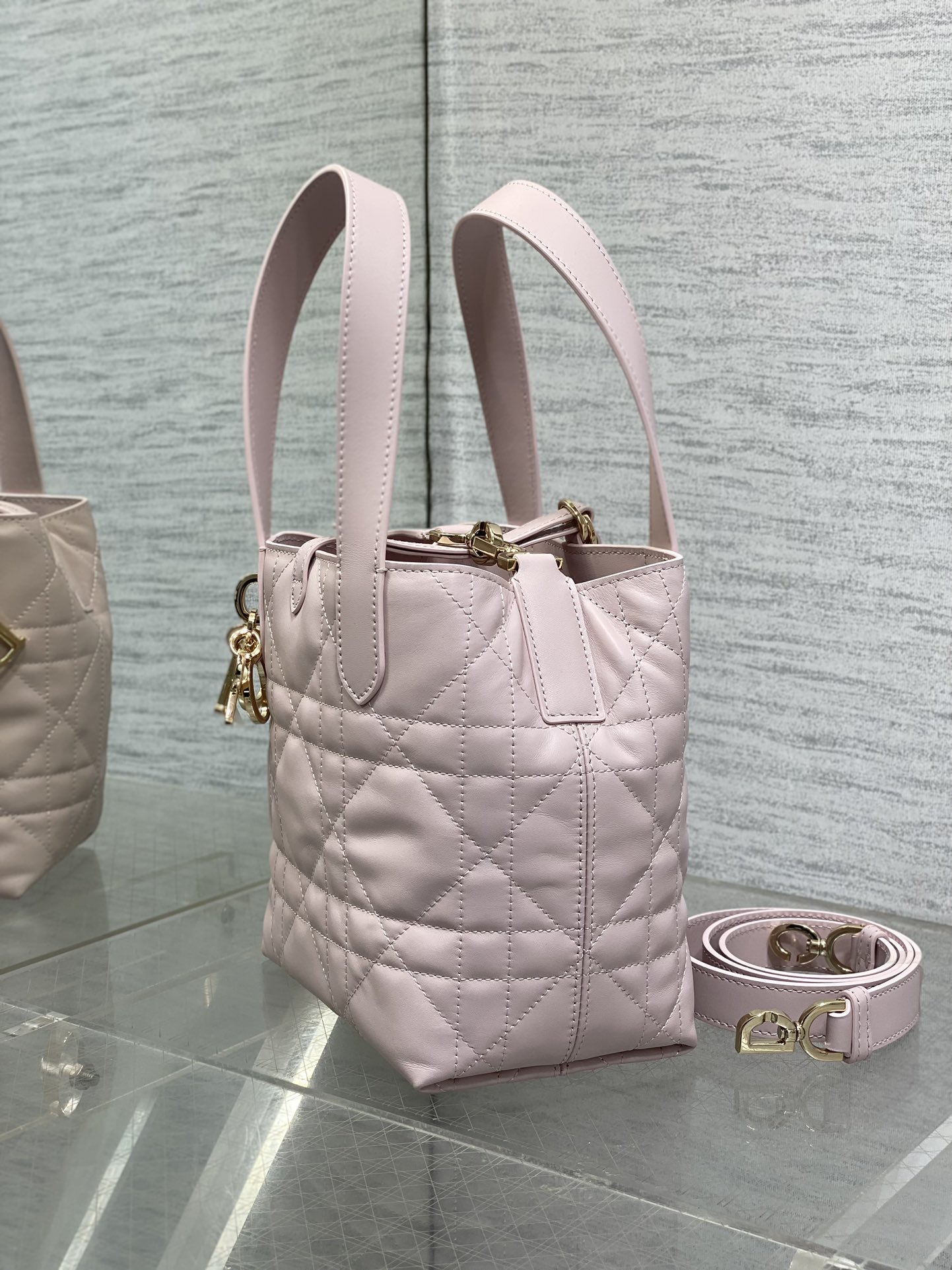 Picture [6]-P1460Toujours vertical series of small exclusive basket a little too beautiful high value bag easy to take the senior sense of oversized diamond lattice design with the classic letter accessories modern fashion sense of the full body structure is very soft calfskin material senior sense of full of unique buckle decoration buckle closure when the side can be folded with a long shoulder strap practicality full of points capacity is also very nice daily travel items are all Put down size:16*12*18cm-High-fashion bags