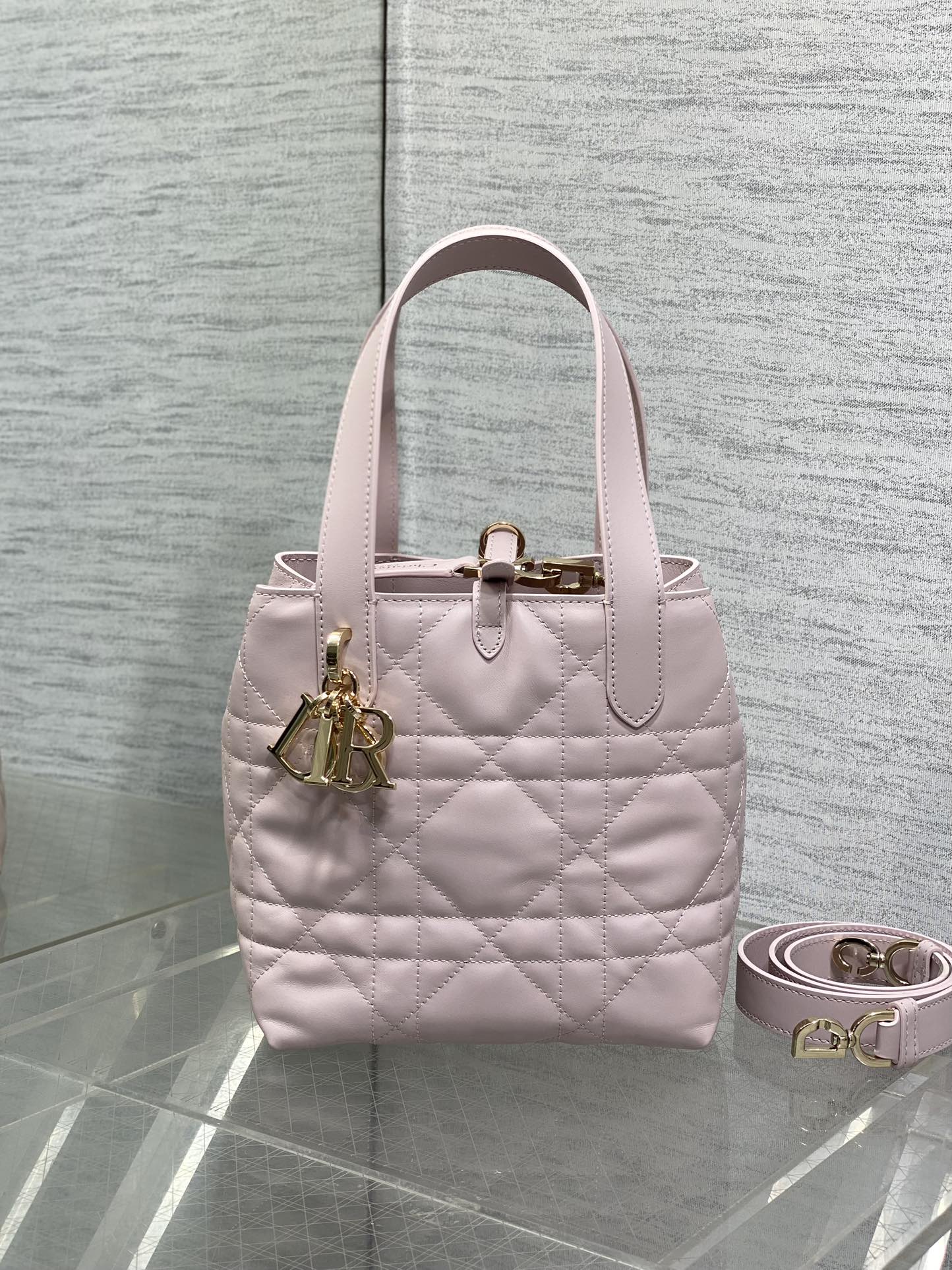 Picture [2]-P1460Toujours vertical series of small exclusive basket a little too beautiful high value bag easy to take the senior sense of oversized diamond lattice design with the classic letter accessories modern fashion sense of full body structure is very soft calfskin material senior sense of full of unique buckle buckle can be folded on the side of the closure comes with a long shoulder strap practicality full of points capacity is also very nice daily travel items are all Put down size:16*12*18cm-High-fashion bags