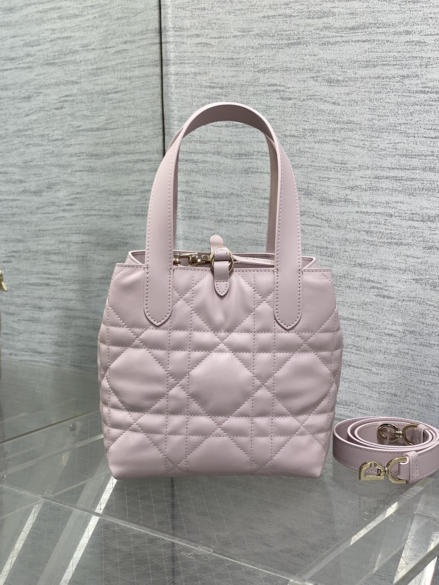 Picture [4]-P1460Toujours vertical series of small exclusive basket a little too beautiful high value bag easy to take the senior sense of oversized diamond lattice design with the classic letter accessories modern fashion sense of the full body structure is very soft calfskin material senior sense of full of unique buckle decoration buckle closure when the side can be folded with a long shoulder strap practicality full of points capacity is also very nice daily travel items are all Put down size:16*12*18cm-High-fashion bags