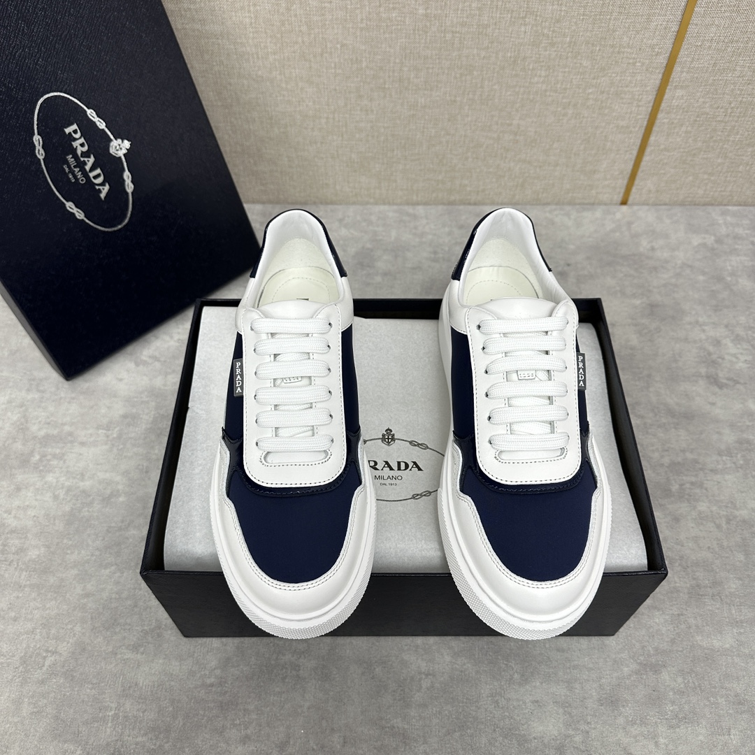 Prada Re-Nylon再生尼龙和亮面皮革运动鞋板鞋   早春上架   这款运动鞋采用进口小牛皮拼接科技织物鞋面后跟亮色皮革包裹糅合优雅风范与创新设计外侧饰以橡胶品牌logo徽标搭配4cm条纹橡胶厚底摩登风范十足后跟及鞋舌饰有prad* 字母徽标无不阐释品牌格调织物牛皮内里搭配可拆卸牛皮垫脚上脚柔软轻便舒适耐看！配原盒包装！

标准皮鞋码数：39～44#     P¥920-高仿包包