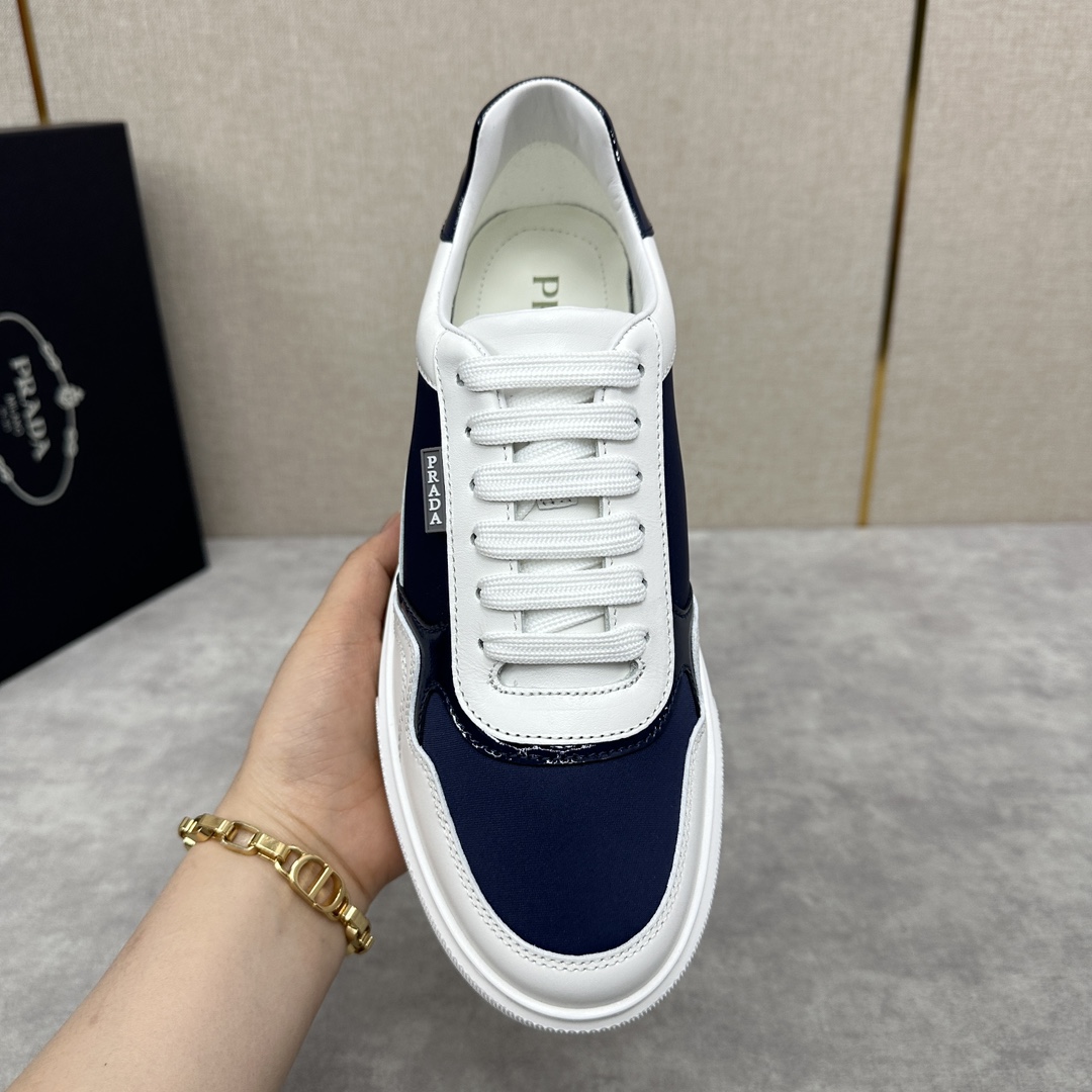 图片[7]-Prada Re-Nylon再生尼龙和亮面皮革运动鞋板鞋   早春上架   这款运动鞋采用进口小牛皮拼接科技织物鞋面后跟亮色皮革包裹糅合优雅风范与创新设计外侧饰以橡胶品牌logo徽标搭配4cm条纹橡胶厚底摩登风范十足后跟及鞋舌饰有prad* 字母徽标无不阐释品牌格调织物牛皮内里搭配可拆卸牛皮垫脚上脚柔软轻便舒适耐看！配原盒包装！

标准皮鞋码数：39～44#     P¥920-高仿包包
