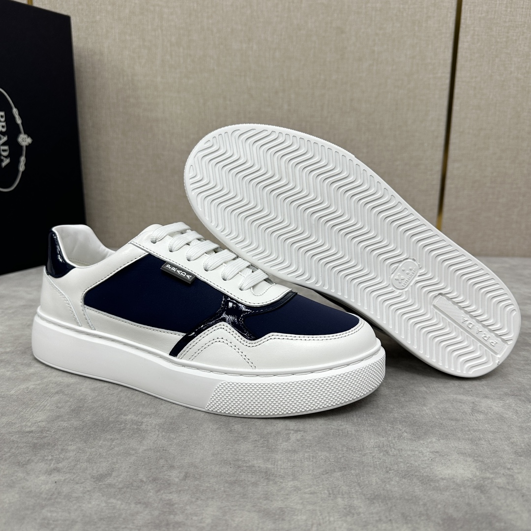 图片[5]-Prada Re-Nylon再生尼龙和亮面皮革运动鞋板鞋   早春上架   这款运动鞋采用进口小牛皮拼接科技织物鞋面后跟亮色皮革包裹糅合优雅风范与创新设计外侧饰以橡胶品牌logo徽标搭配4cm条纹橡胶厚底摩登风范十足后跟及鞋舌饰有prad* 字母徽标无不阐释品牌格调织物牛皮内里搭配可拆卸牛皮垫脚上脚柔软轻便舒适耐看！配原盒包装！

标准皮鞋码数：39～44#     P¥920-高仿包包
