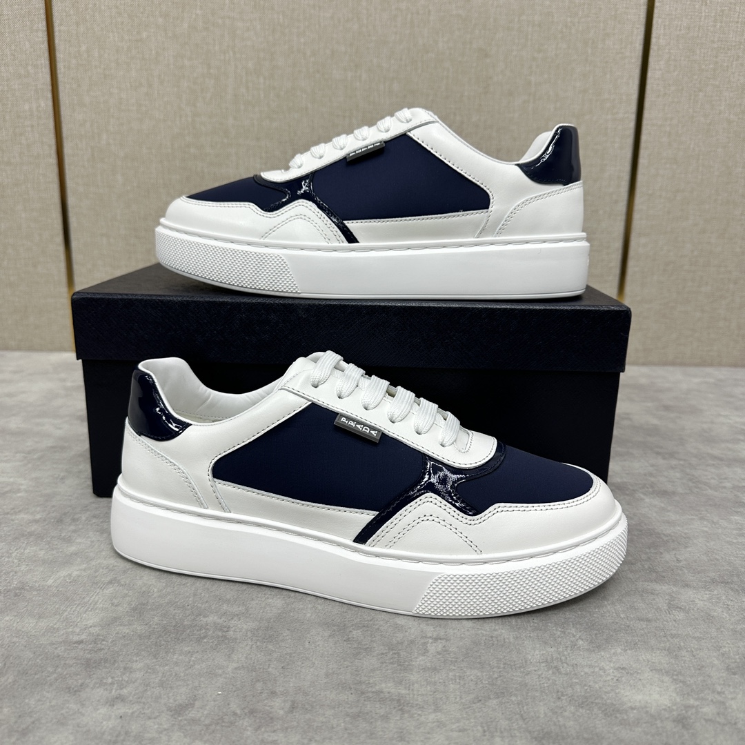 图片[2]-Prada Re-Nylon再生尼龙和亮面皮革运动鞋板鞋   早春上架   这款运动鞋采用进口小牛皮拼接科技织物鞋面后跟亮色皮革包裹糅合优雅风范与创新设计外侧饰以橡胶品牌logo徽标搭配4cm条纹橡胶厚底摩登风范十足后跟及鞋舌饰有prad* 字母徽标无不阐释品牌格调织物牛皮内里搭配可拆卸牛皮垫脚上脚柔软轻便舒适耐看！配原盒包装！

标准皮鞋码数：39～44#     P¥920-高仿包包
