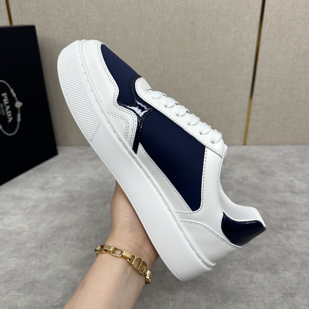 图片[8]-Prada Re-Nylon再生尼龙和亮面皮革运动鞋板鞋   早春上架   这款运动鞋采用进口小牛皮拼接科技织物鞋面后跟亮色皮革包裹糅合优雅风范与创新设计外侧饰以橡胶品牌logo徽标搭配4cm条纹橡胶厚底摩登风范十足后跟及鞋舌饰有prad* 字母徽标无不阐释品牌格调织物牛皮内里搭配可拆卸牛皮垫脚上脚柔软轻便舒适耐看！配原盒包装！

标准皮鞋码数：39～44#     P¥920-高仿包包