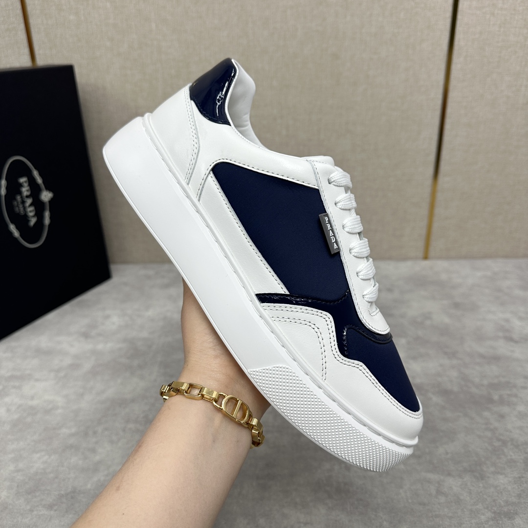 图片[6]-Prada Re-Nylon再生尼龙和亮面皮革运动鞋板鞋   早春上架   这款运动鞋采用进口小牛皮拼接科技织物鞋面后跟亮色皮革包裹糅合优雅风范与创新设计外侧饰以橡胶品牌logo徽标搭配4cm条纹橡胶厚底摩登风范十足后跟及鞋舌饰有prad* 字母徽标无不阐释品牌格调织物牛皮内里搭配可拆卸牛皮垫脚上脚柔软轻便舒适耐看！配原盒包装！

标准皮鞋码数：39～44#     P¥920-高仿包包