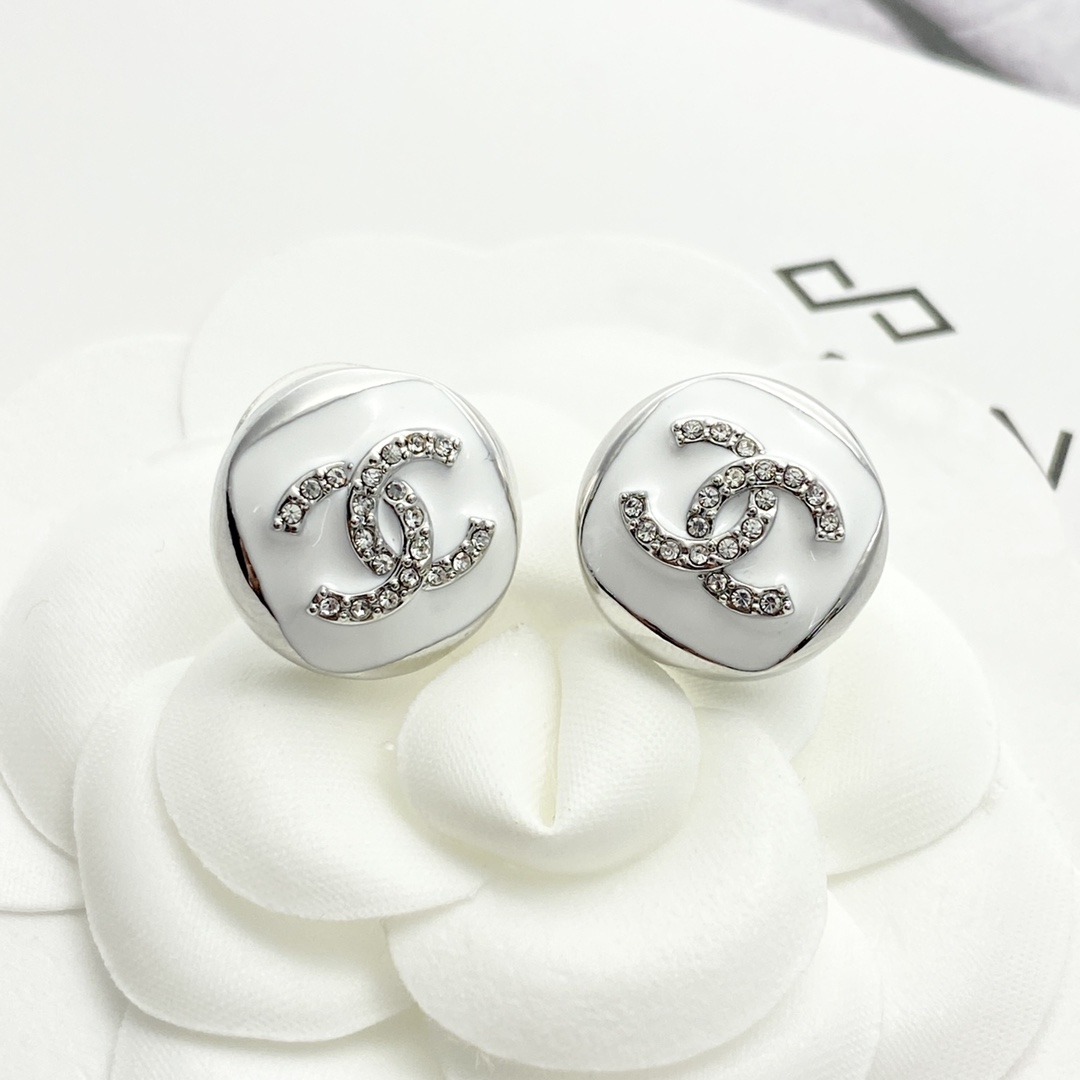 p100 code of the day e2940 0247820🛍 chanel stud earrings hot off the press!😎CHAN 25 Silver White Enamel Double C Square Stud Earrings🤓Silver white enamel color scheme is refreshingly casual 😎The proper Chanel style sky dish🤩The square shape is very cute with a silver full diamond double c in the center simple and with a little unique detailing texture😻It is suitable for both important occasions and daily wear.