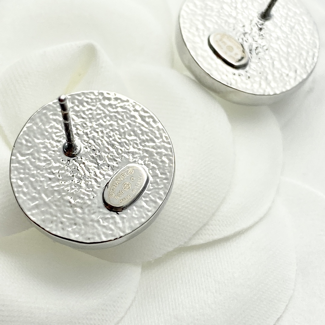 p100 code of the day e2940 0247820🛍 chanel stud earrings hot off the press!😎CHAN 25 Silver White Enamel Double C Square Stud Earrings🤓Silver white enamel color scheme is refreshingly casual 😎The proper Chanel style sky dish🤩The square shape is very cute with a silver full diamond double c in the center simple and with a little unique detailing texture😻It is suitable for both important occasions and daily wear.