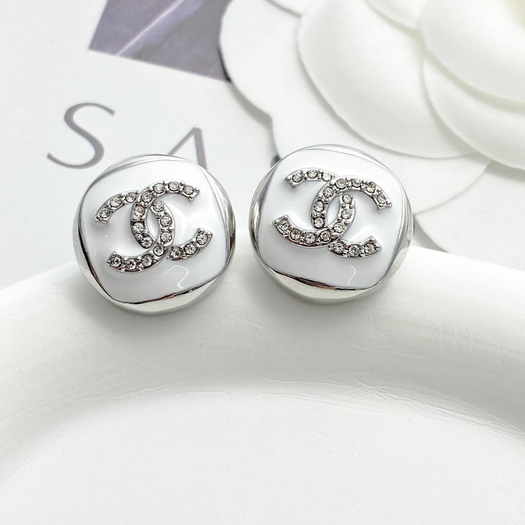p100 code of the day e2940 0247820🛍 chanel stud earrings hot off the press!😎CHAN 25 Silver White Enamel Double C Square Stud Earrings🤓Silver white enamel color scheme is refreshingly casual 😎The proper Chanel style sky dish🤩The square shape is very cute with a silver full diamond double c in the center simple and with a little unique detailing texture😻It is suitable for both important occasions and daily wear.