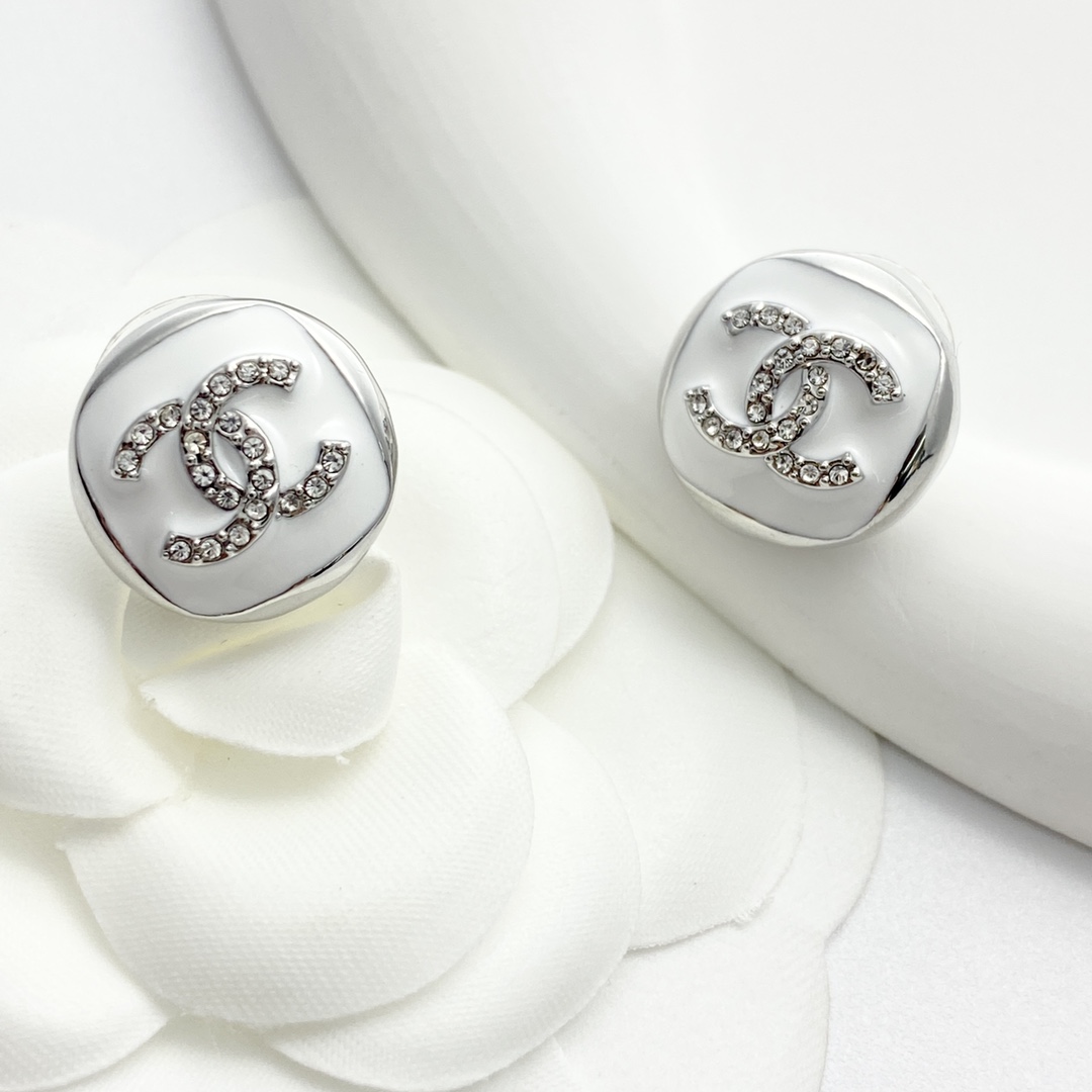 p100 code of the day e2940 0247820🛍 chanel stud earrings hot off the press!😎CHAN 25 Silver White Enamel Double C Square Stud Earrings🤓Silver white enamel color scheme is refreshingly casual 😎The proper Chanel style sky dish🤩The square shape is very cute with a silver full diamond double c in the center simple and with a little unique detailing texture😻It is suitable for both important occasions and daily wear.